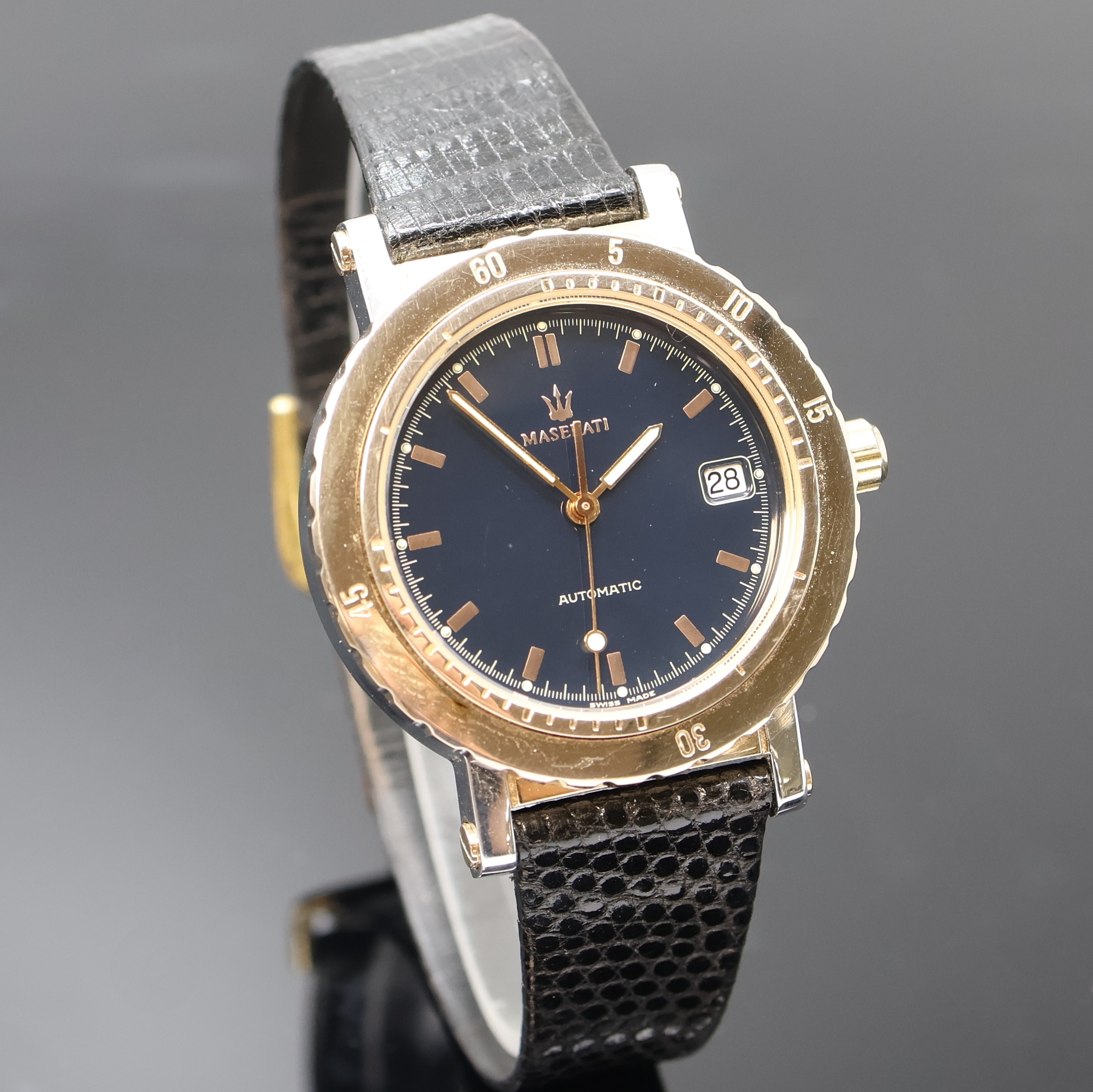 Detail b: MASERATI 1914 Herrenarmbanduhr, Automatik, Schweiz um 1992, z. T. verg. Edelstahlgeh. inkl. Lederband m. Dornschl., Boden verschr., Lün. m. grav. ...