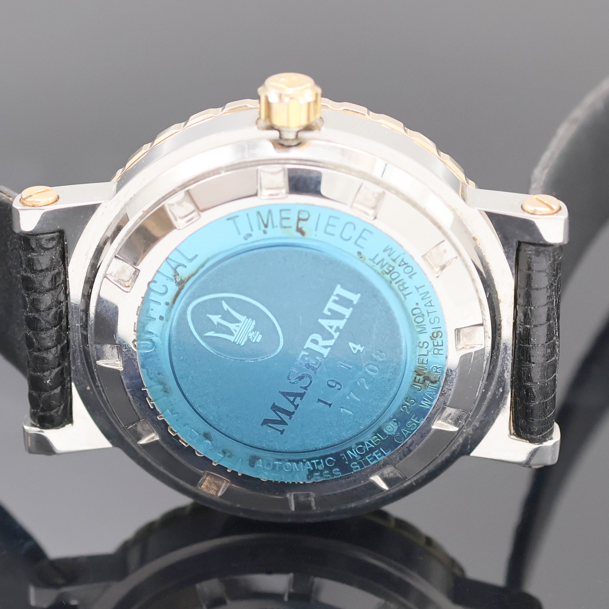 Detail d: MASERATI 1914 Herrenarmbanduhr, Automatik, Schweiz um 1992, z. T. verg. Edelstahlgeh. inkl. Lederband m. Dornschl., Boden verschr., Lün. m. grav. ...