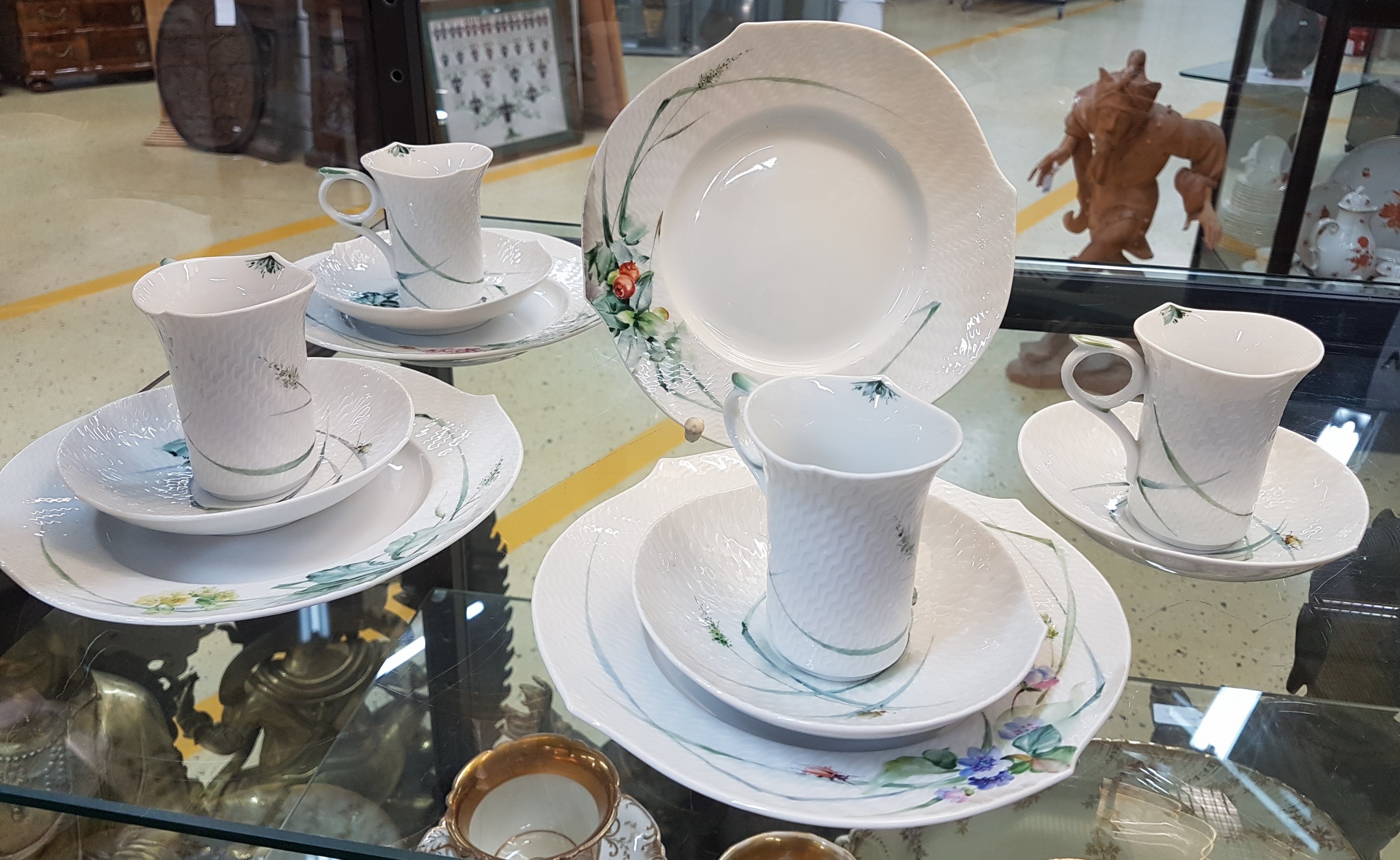 Detail a: Vier Gedecke, Meissen, Form Wellenspiel, Dekor Waldflora mit Insekten, 4 Tassen 8cm, 4 Untertassen, 4 Kuchenteller 19cm