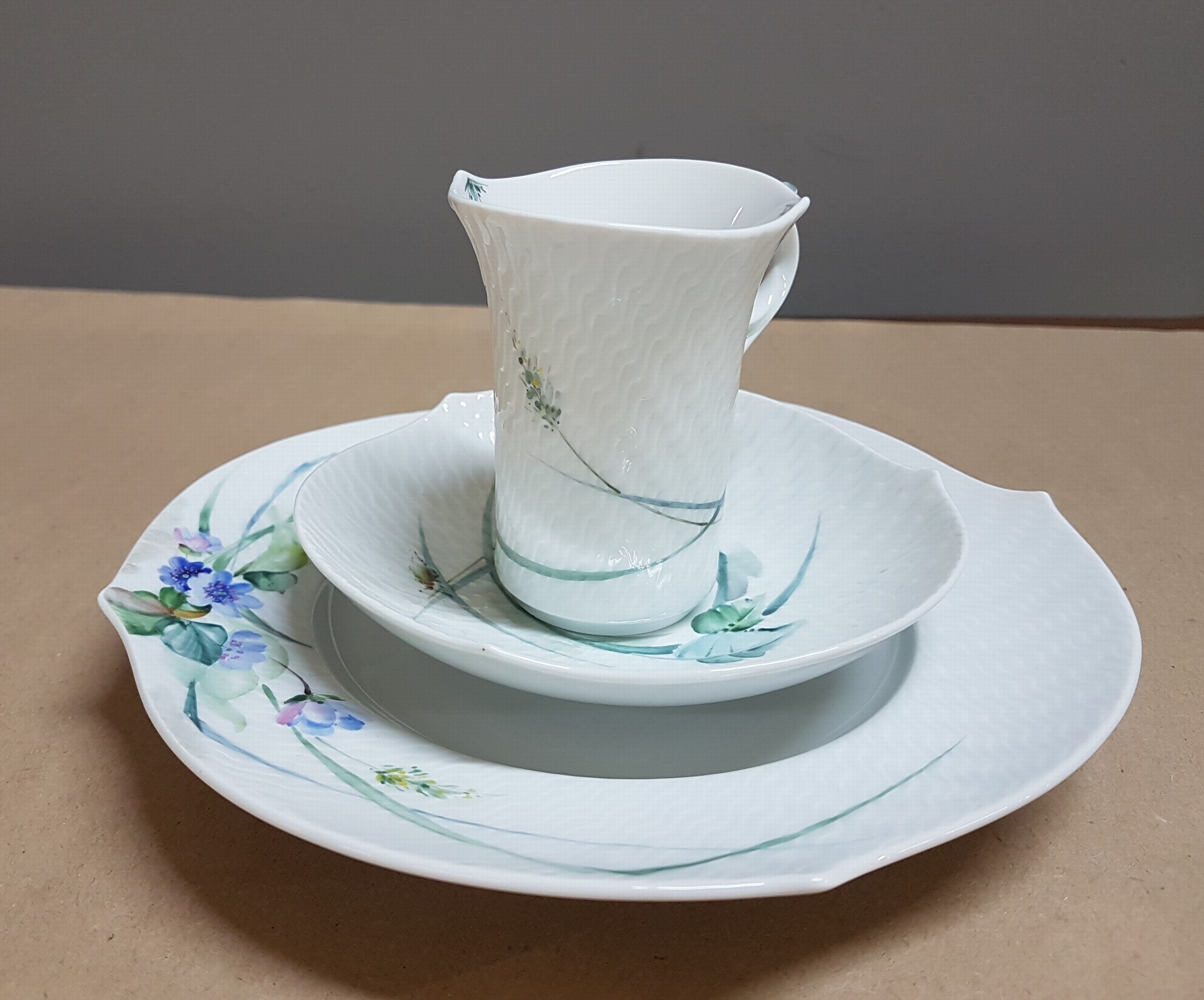 Detail b: Vier Gedecke, Meissen, Form Wellenspiel, Dekor Waldflora mit Insekten, 4 Tassen 8cm, 4 Untertassen, 4 Kuchenteller 19cm