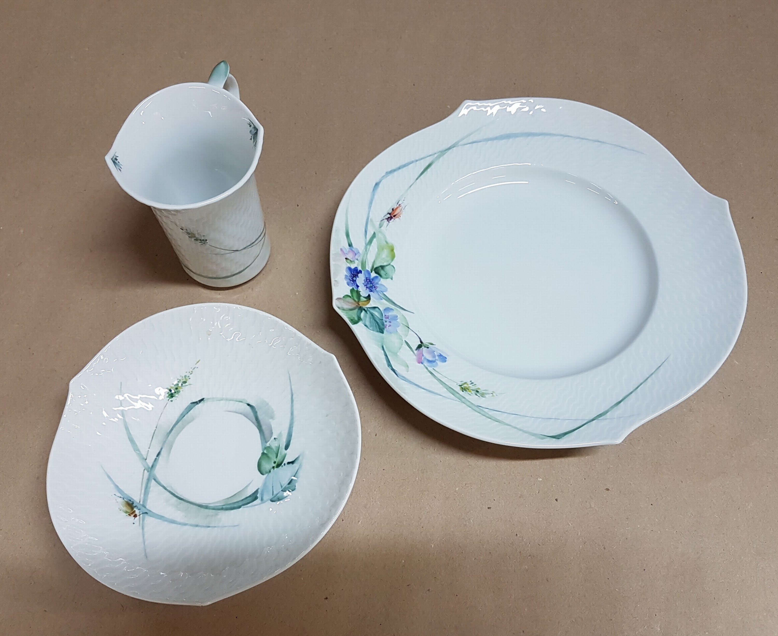Detail c: Vier Gedecke, Meissen, Form Wellenspiel, Dekor Waldflora mit Insekten, 4 Tassen 8cm, 4 Untertassen, 4 Kuchenteller 19cm