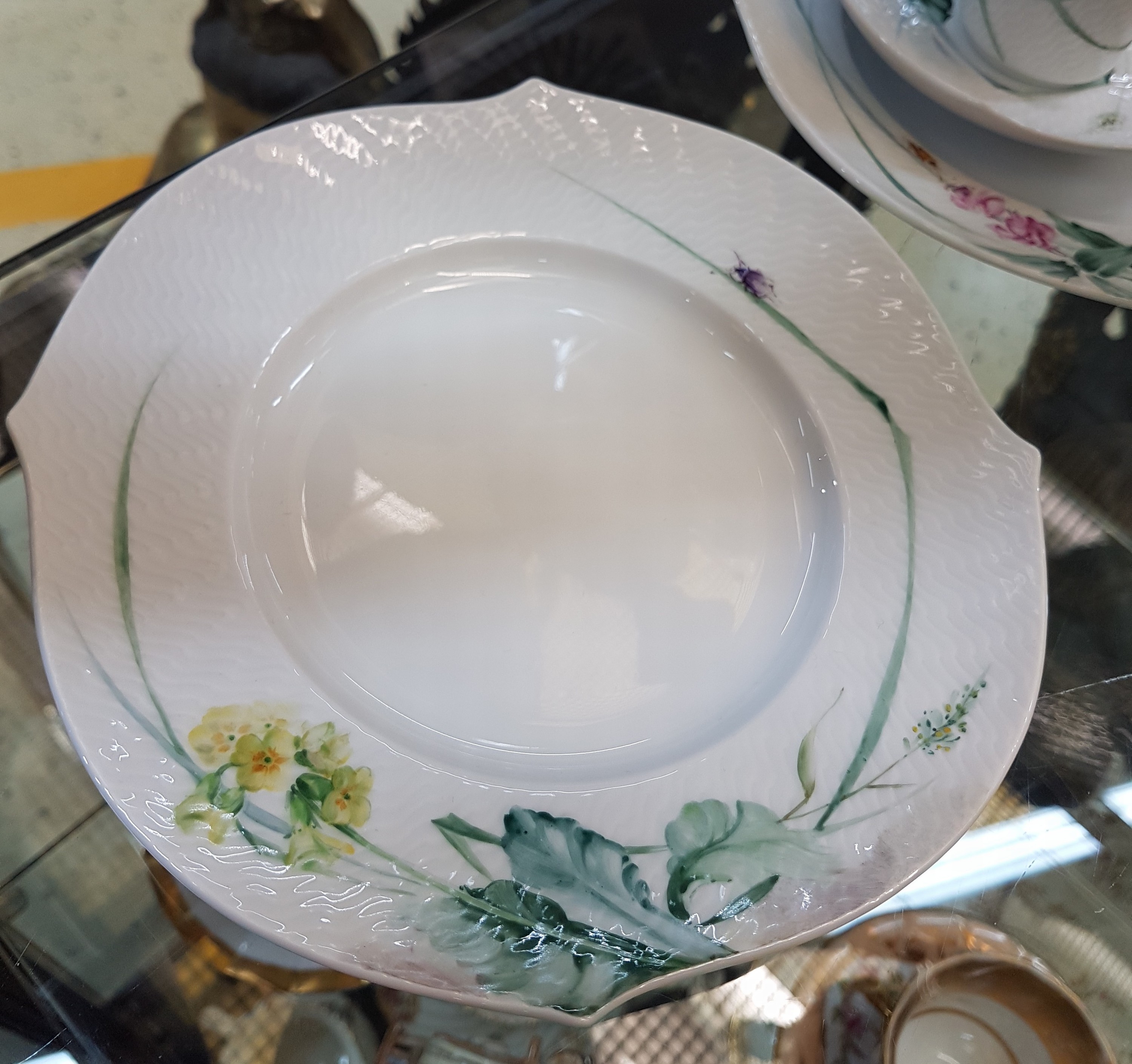 Detail g: Vier Gedecke, Meissen, Form Wellenspiel, Dekor Waldflora mit Insekten, 4 Tassen 8cm, 4 Untertassen, 4 Kuchenteller 19cm