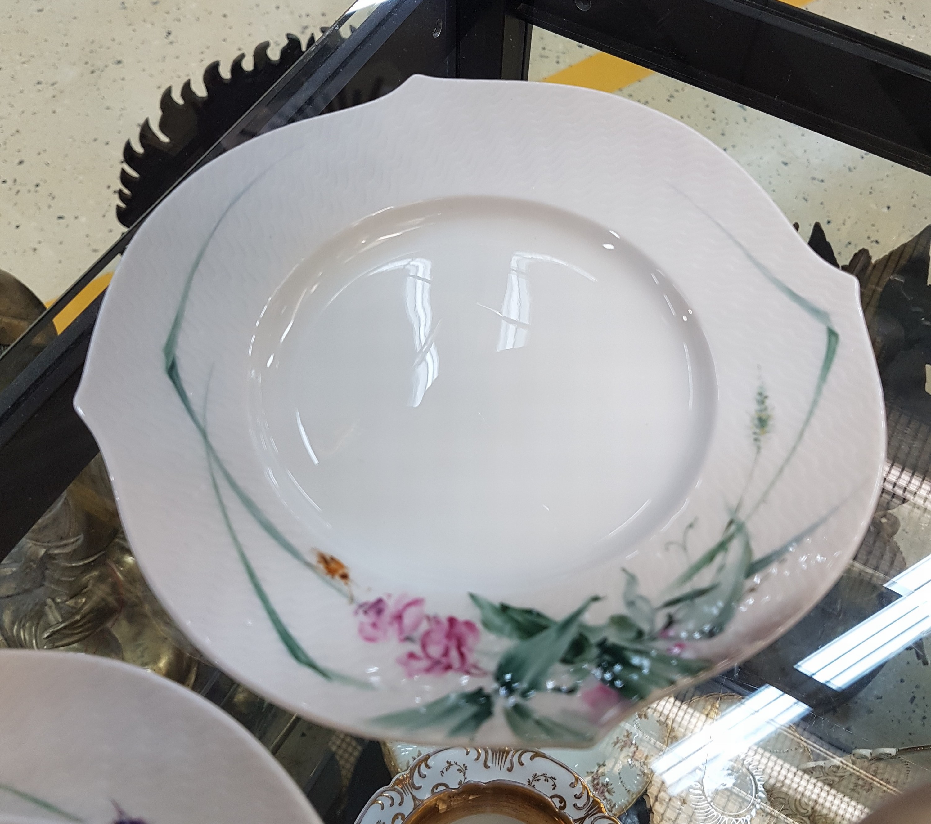 Detail h: Vier Gedecke, Meissen, Form Wellenspiel, Dekor Waldflora mit Insekten, 4 Tassen 8cm, 4 Untertassen, 4 Kuchenteller 19cm