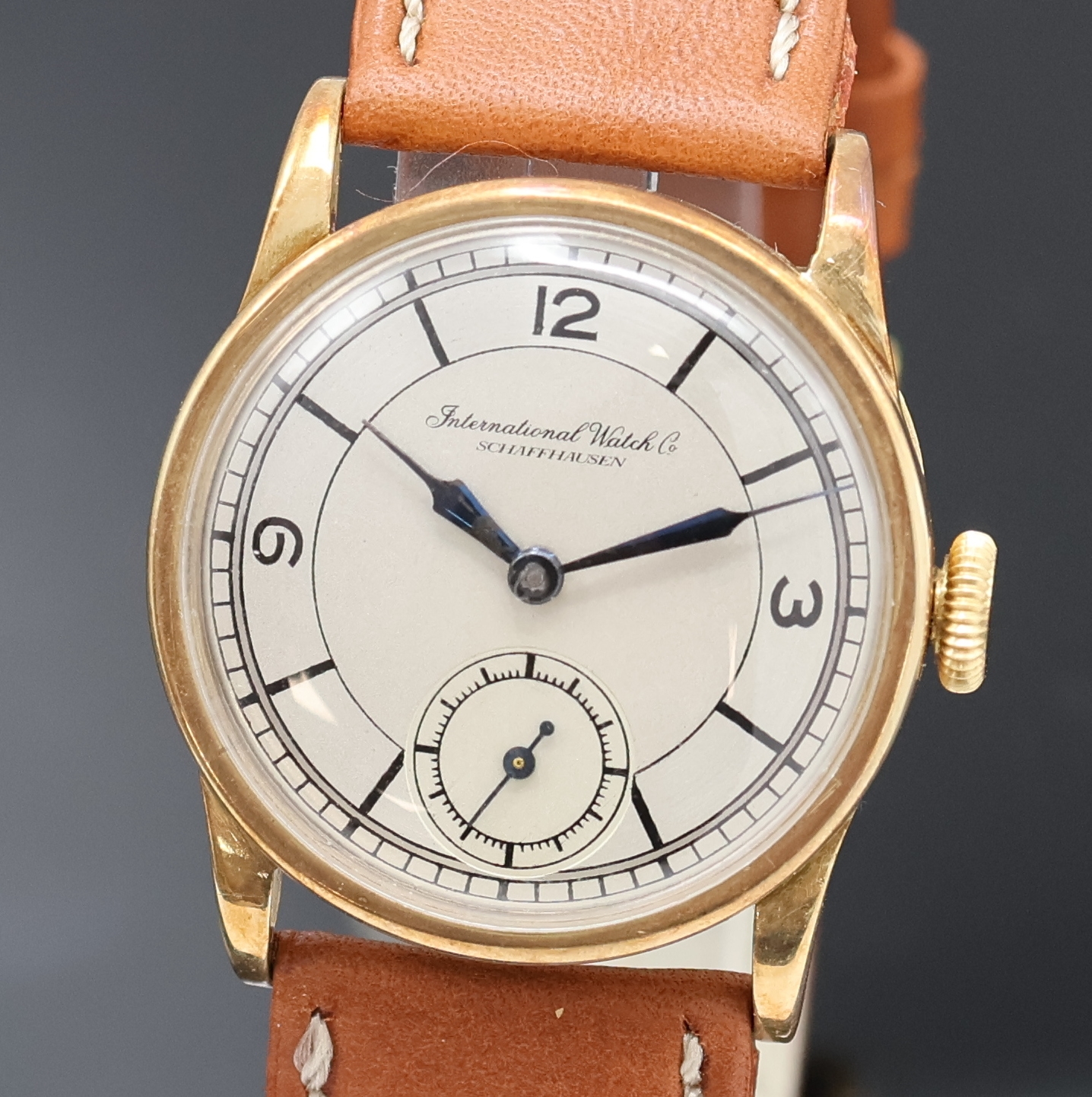 Detail a: IWC Herrenarmbanduhr in GG 585/000, Schweiz um 1934, Handaufzug, Boden u. Glasrand aufgedr., silb. Duoton-Zifferbl. rest., gebl. Stahlz., ...