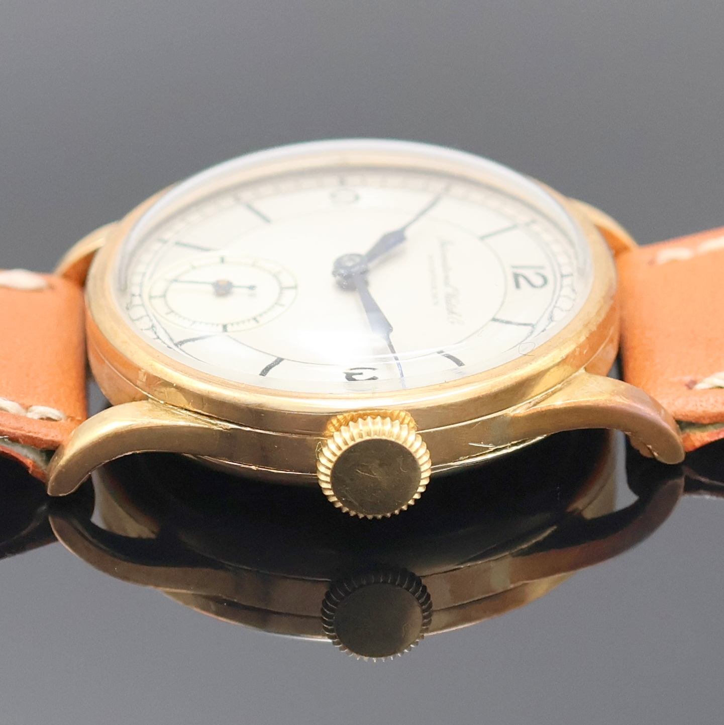 Detail c: IWC Herrenarmbanduhr in GG 585/000, Schweiz um 1934, Handaufzug, Boden u. Glasrand aufgedr., silb. Duoton-Zifferbl. rest., gebl. Stahlz., ...