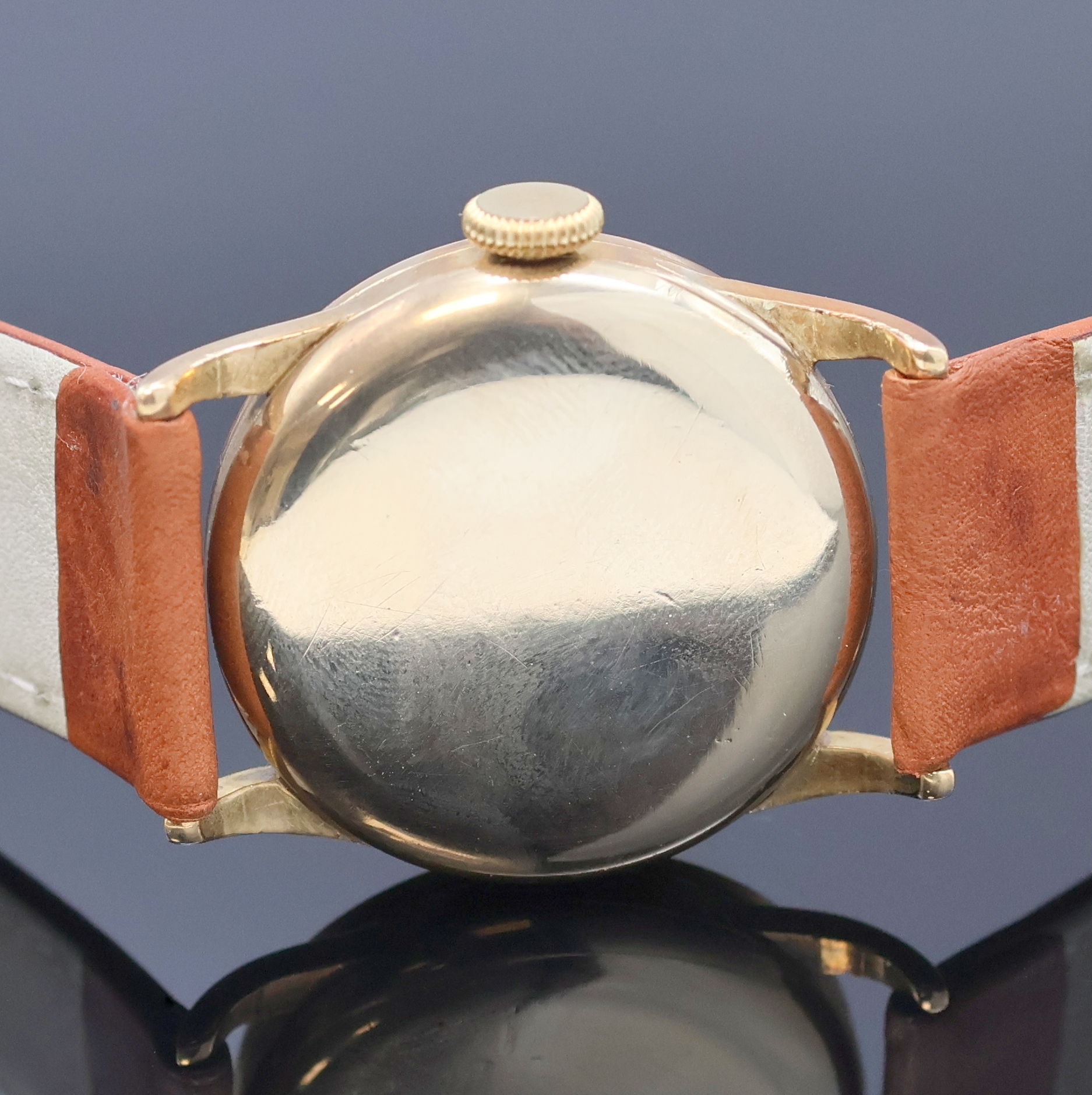 Detail d: IWC Herrenarmbanduhr in GG 585/000, Schweiz um 1934, Handaufzug, Boden u. Glasrand aufgedr., silb. Duoton-Zifferbl. rest., gebl. Stahlz., ...