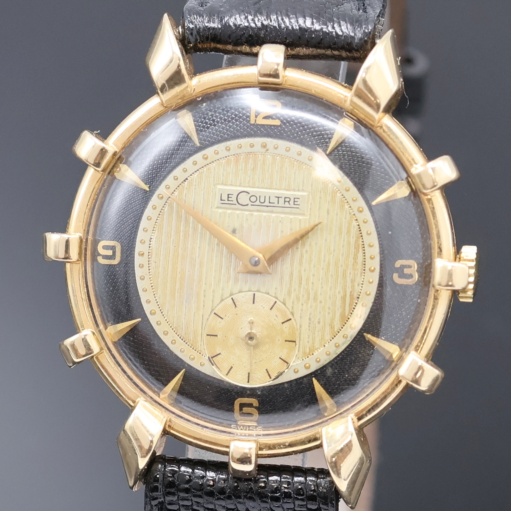 Detail a: LeCoultre seltene, ausgefallene Armbanduhr in GG 585/000, Schweiz f. d. US-Markt um 1950, Handaufzug, 2-teil. Gehäuse, Boden aufgedr., Lünette in ...