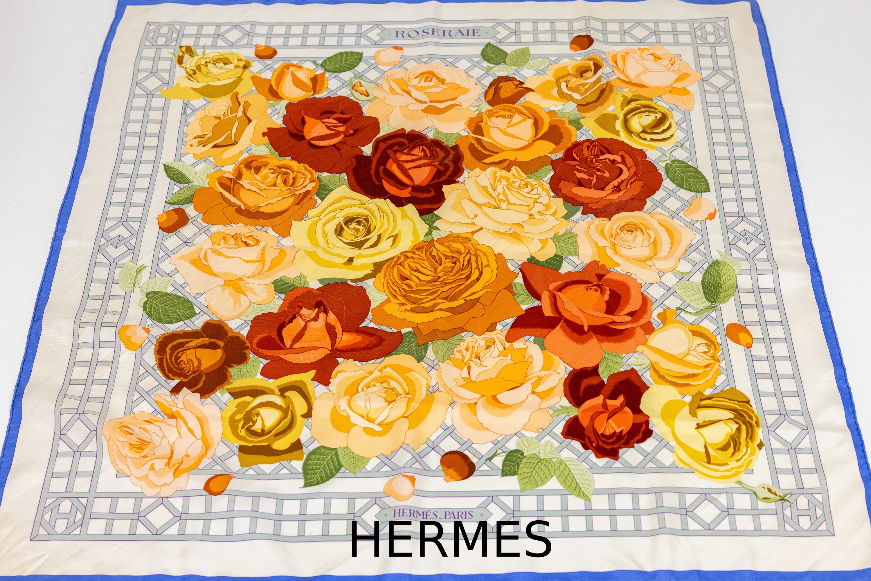 Image 27001081 - HERMES Seidencarree, 100% Seide, ´Roseraie´, elfenbeinfarb. Grund, blauer Rand, Rosen ...
