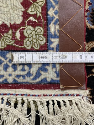 27001041e - Esfahan fein, Persien, Ende 20.Jhd, Korkwolle mit und auf Seide, ca. 167 x 107 cm,ca. ...