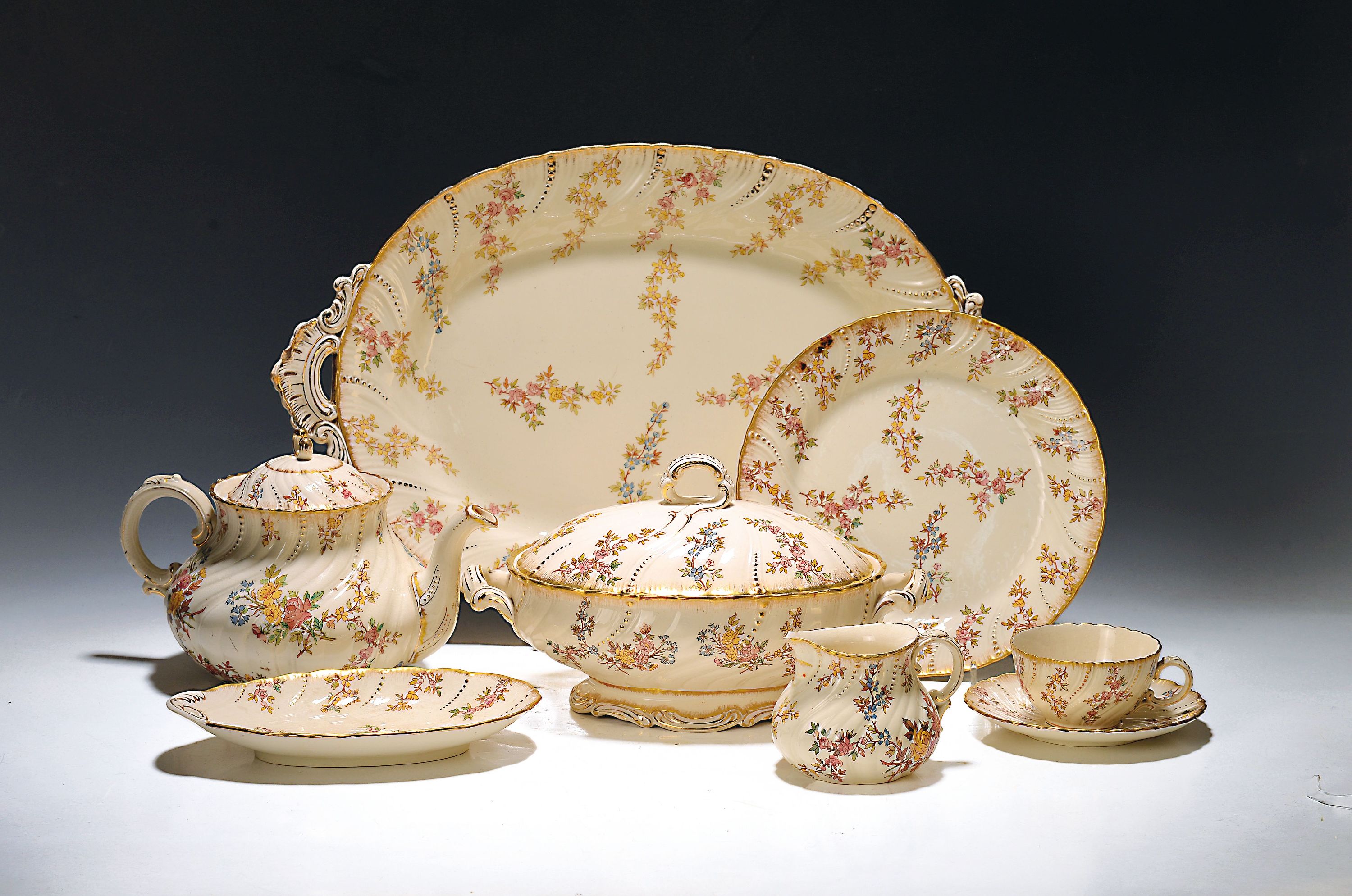 Image 27001200 - Umfangreiches Tafelservice, Louis XV, Saareguemines, um 1900, Fayence, Blumendekor mit ...