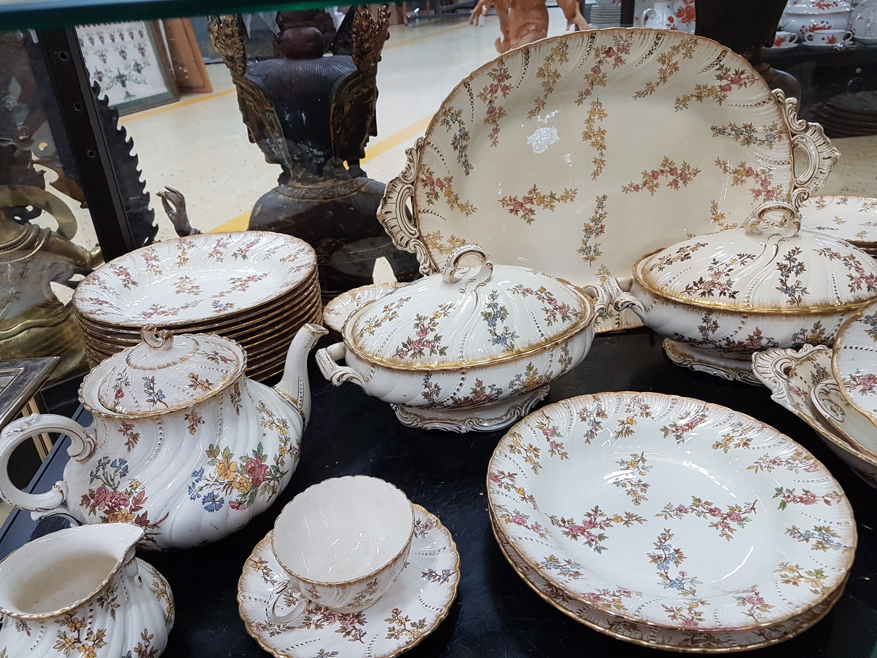 Detail a: Umfangreiches Tafelservice, Louis XV, Saareguemines, um 1900, Fayence, Blumendekor mit Goldstaffage, 12 Suppenteller, 10 flache Teller, 11 kleine ...