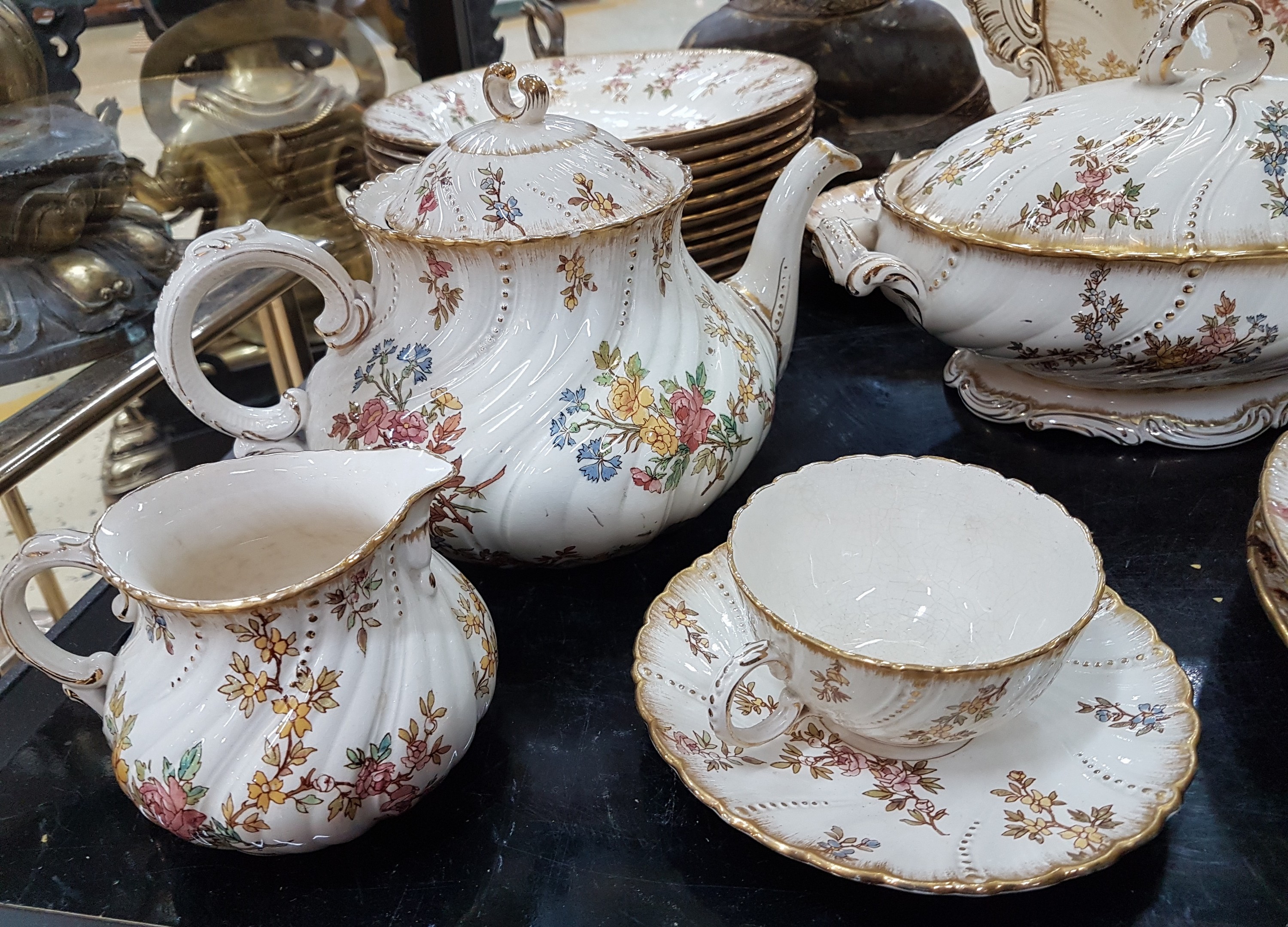 Detail b: Umfangreiches Tafelservice, Louis XV, Saareguemines, um 1900, Fayence, Blumendekor mit Goldstaffage, 12 Suppenteller, 10 flache Teller, 11 kleine ...