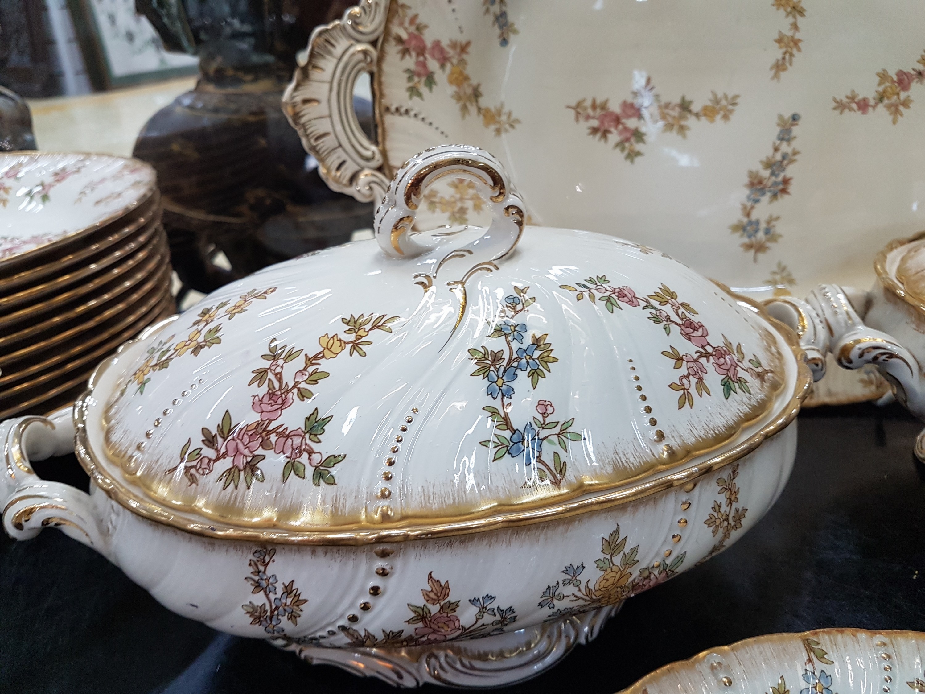 Detail c: Umfangreiches Tafelservice, Louis XV, Saareguemines, um 1900, Fayence, Blumendekor mit Goldstaffage, 12 Suppenteller, 10 flache Teller, 11 kleine ...