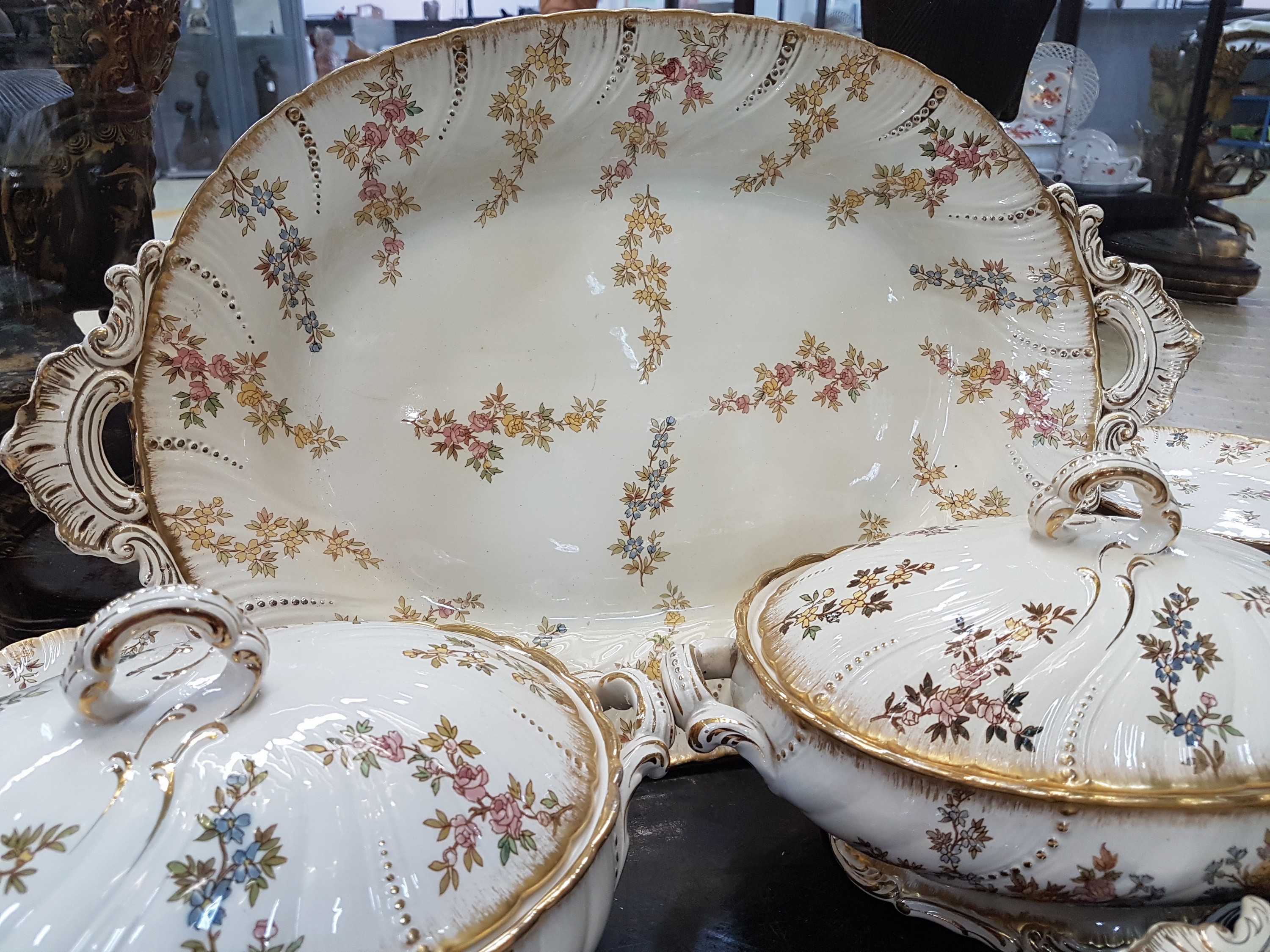 Detail d: Umfangreiches Tafelservice, Louis XV, Saareguemines, um 1900, Fayence, Blumendekor mit Goldstaffage, 12 Suppenteller, 10 flache Teller, 11 kleine ...