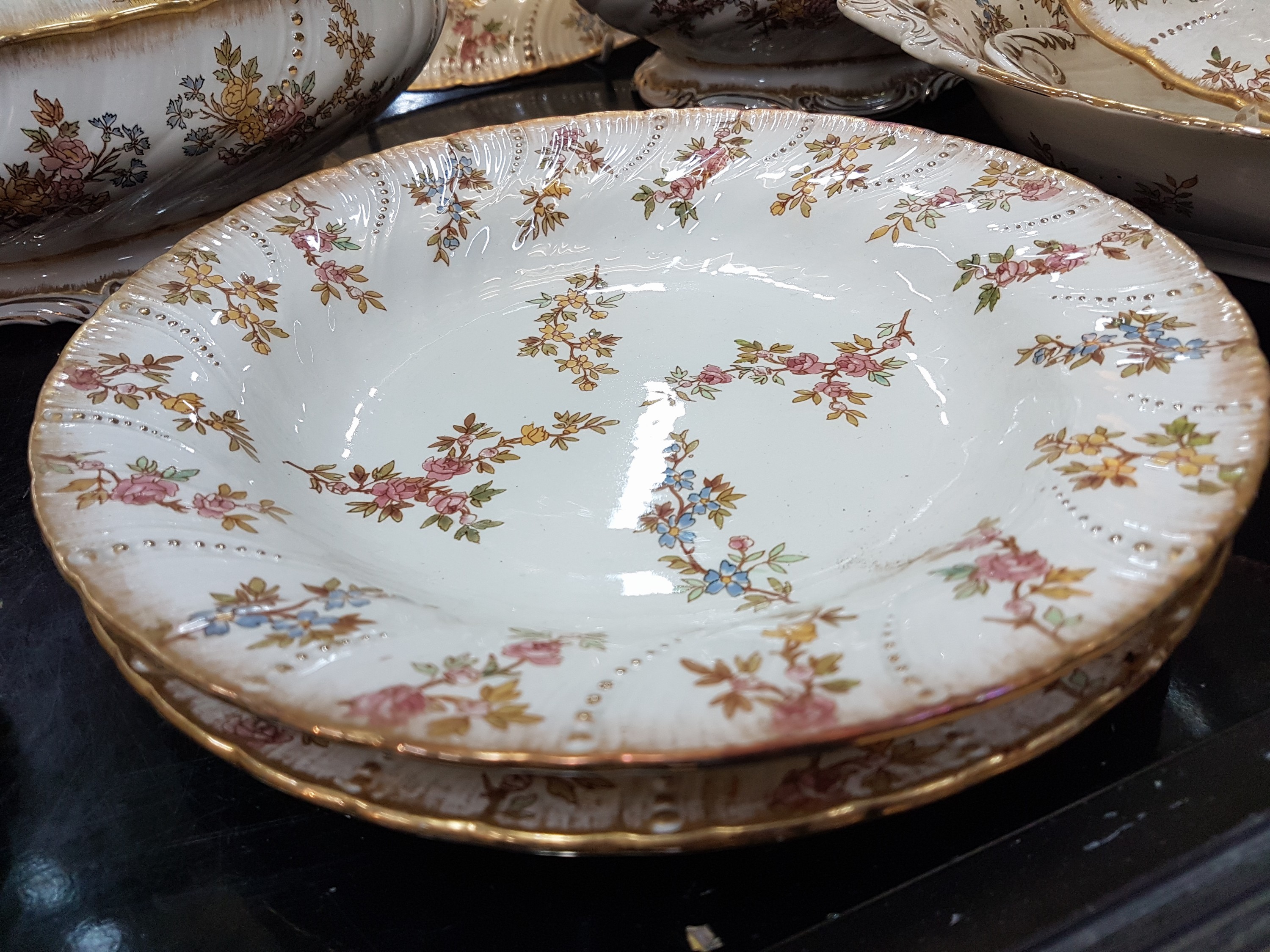 Detail e: Umfangreiches Tafelservice, Louis XV, Saareguemines, um 1900, Fayence, Blumendekor mit Goldstaffage, 12 Suppenteller, 10 flache Teller, 11 kleine ...
