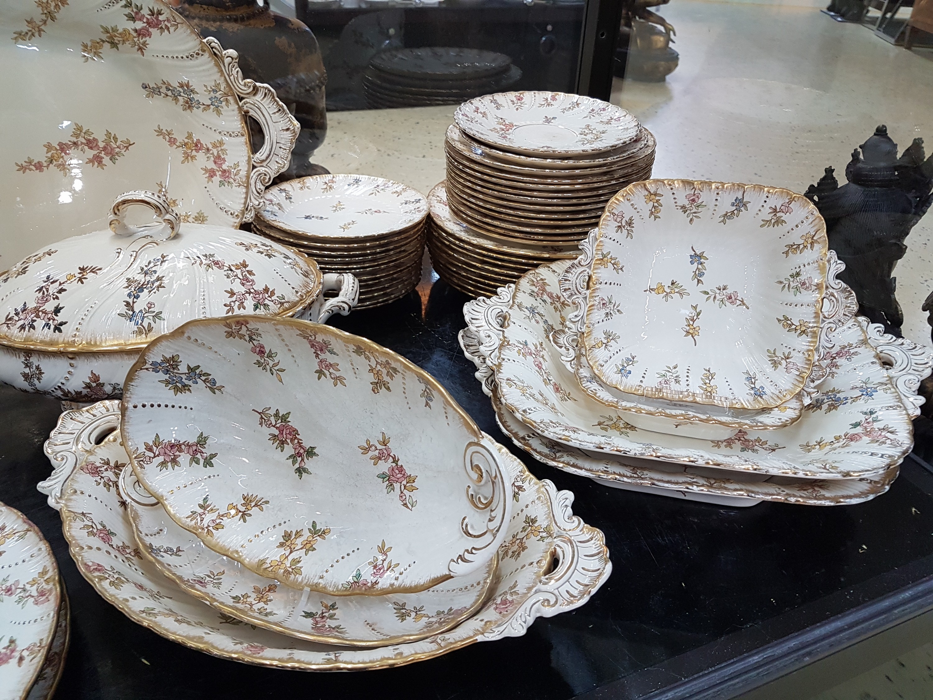 Detail f: Umfangreiches Tafelservice, Louis XV, Saareguemines, um 1900, Fayence, Blumendekor mit Goldstaffage, 12 Suppenteller, 10 flache Teller, 11 kleine ...