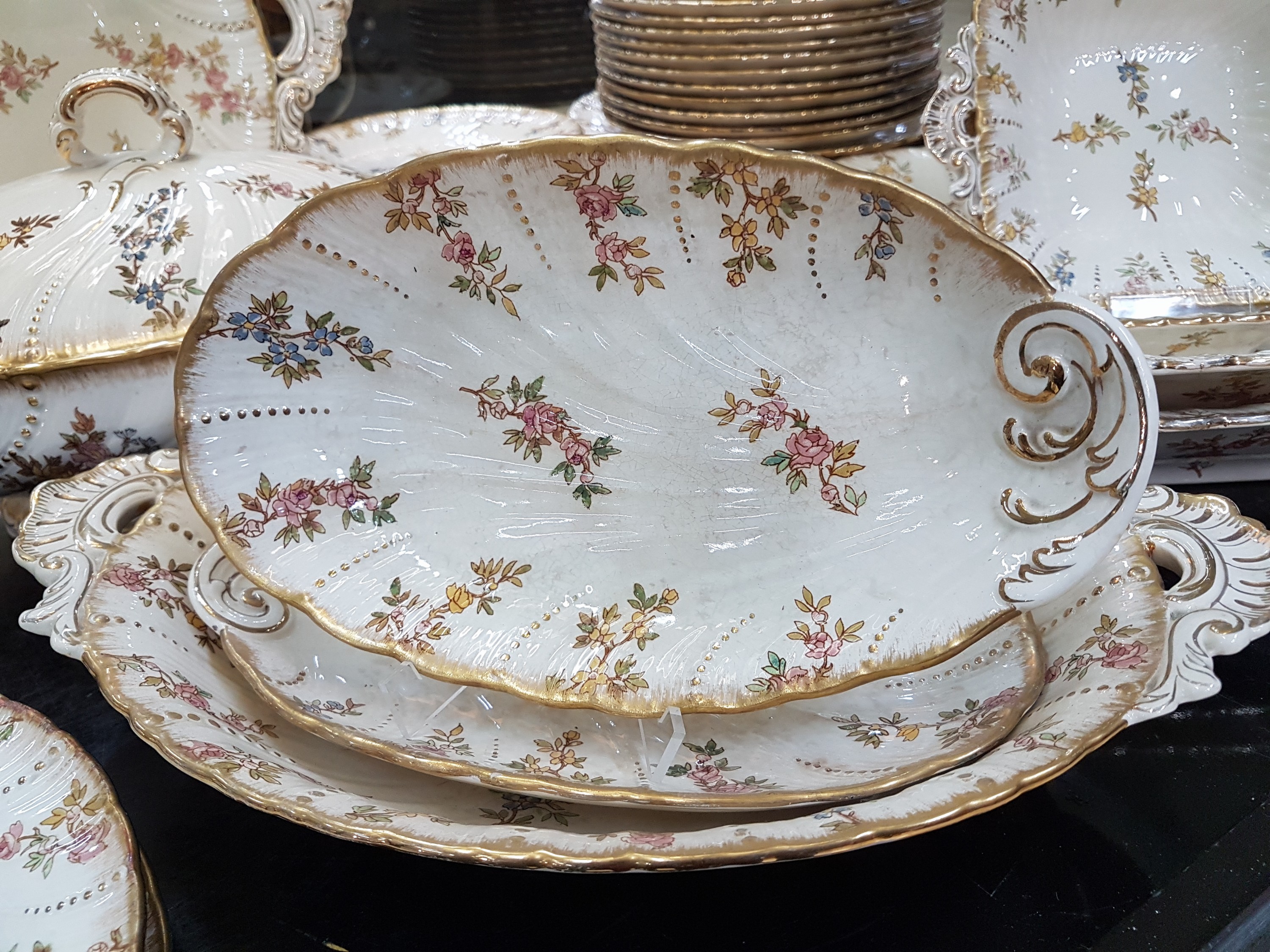 Detail g: Umfangreiches Tafelservice, Louis XV, Saareguemines, um 1900, Fayence, Blumendekor mit Goldstaffage, 12 Suppenteller, 10 flache Teller, 11 kleine ...