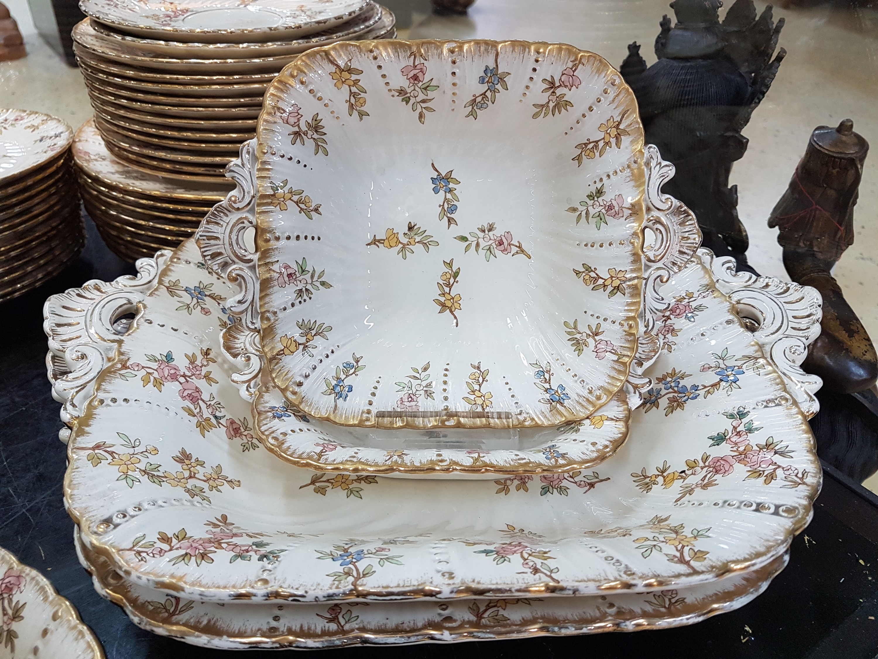 Detail h: Umfangreiches Tafelservice, Louis XV, Saareguemines, um 1900, Fayence, Blumendekor mit Goldstaffage, 12 Suppenteller, 10 flache Teller, 11 kleine ...