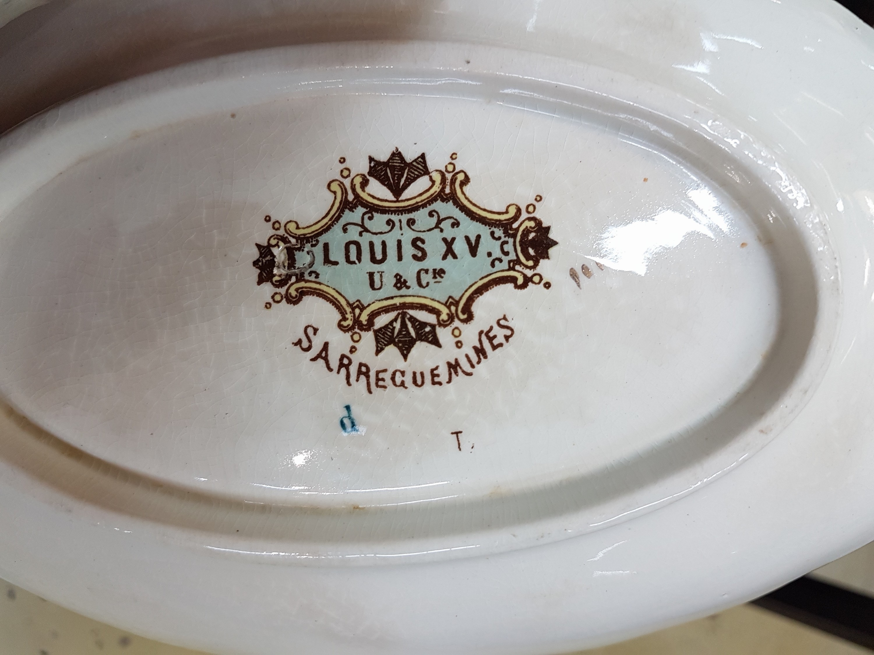 Detail j: Umfangreiches Tafelservice, Louis XV, Saareguemines, um 1900, Fayence, Blumendekor mit Goldstaffage, 12 Suppenteller, 10 flache Teller, 11 kleine ...