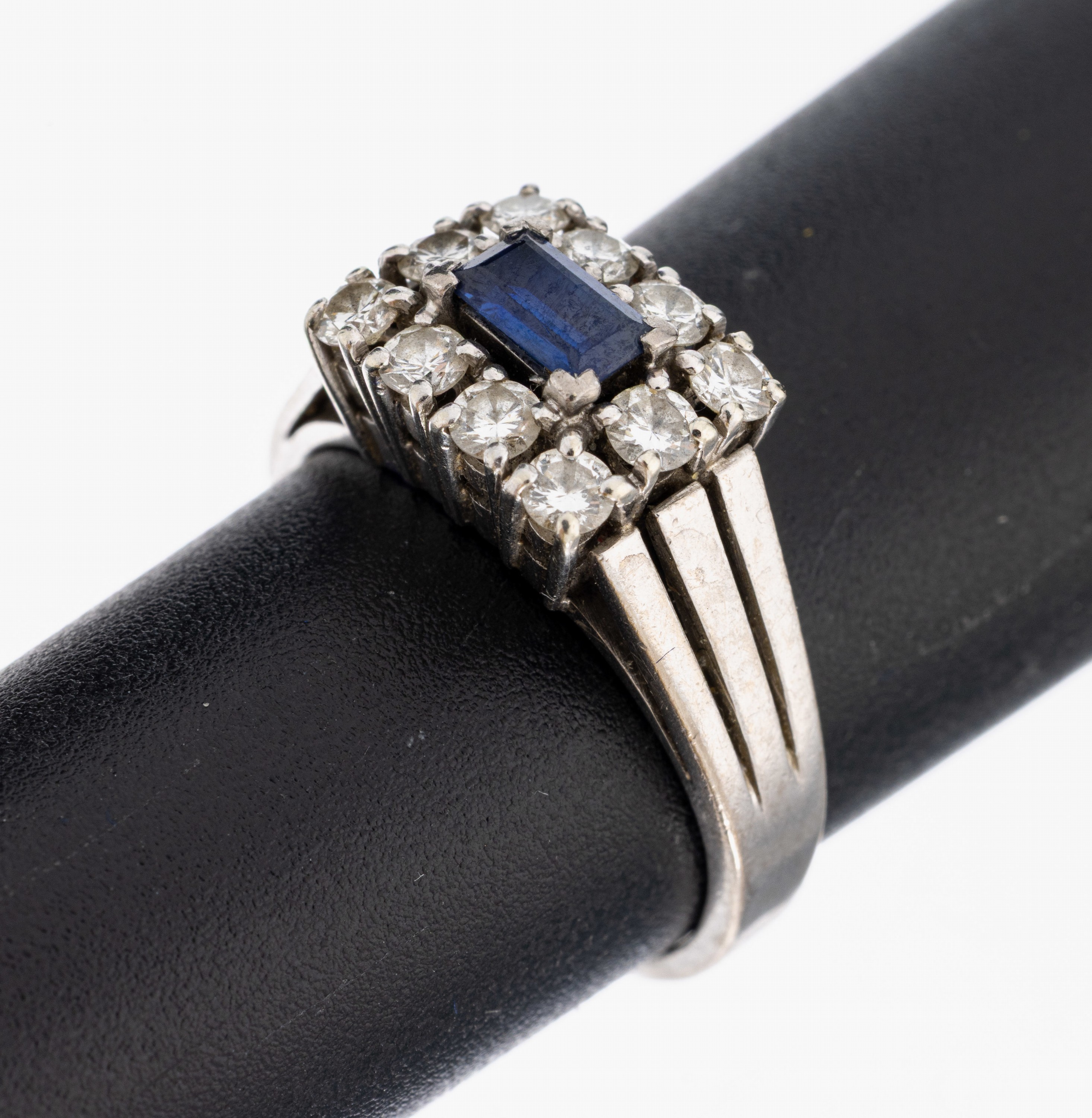 Image 27001258 - 18 kt Gold Saphir-Brillant-Ring, WG 750/000, mittig facett. Saphir-Baguette ca. 0.30 ...