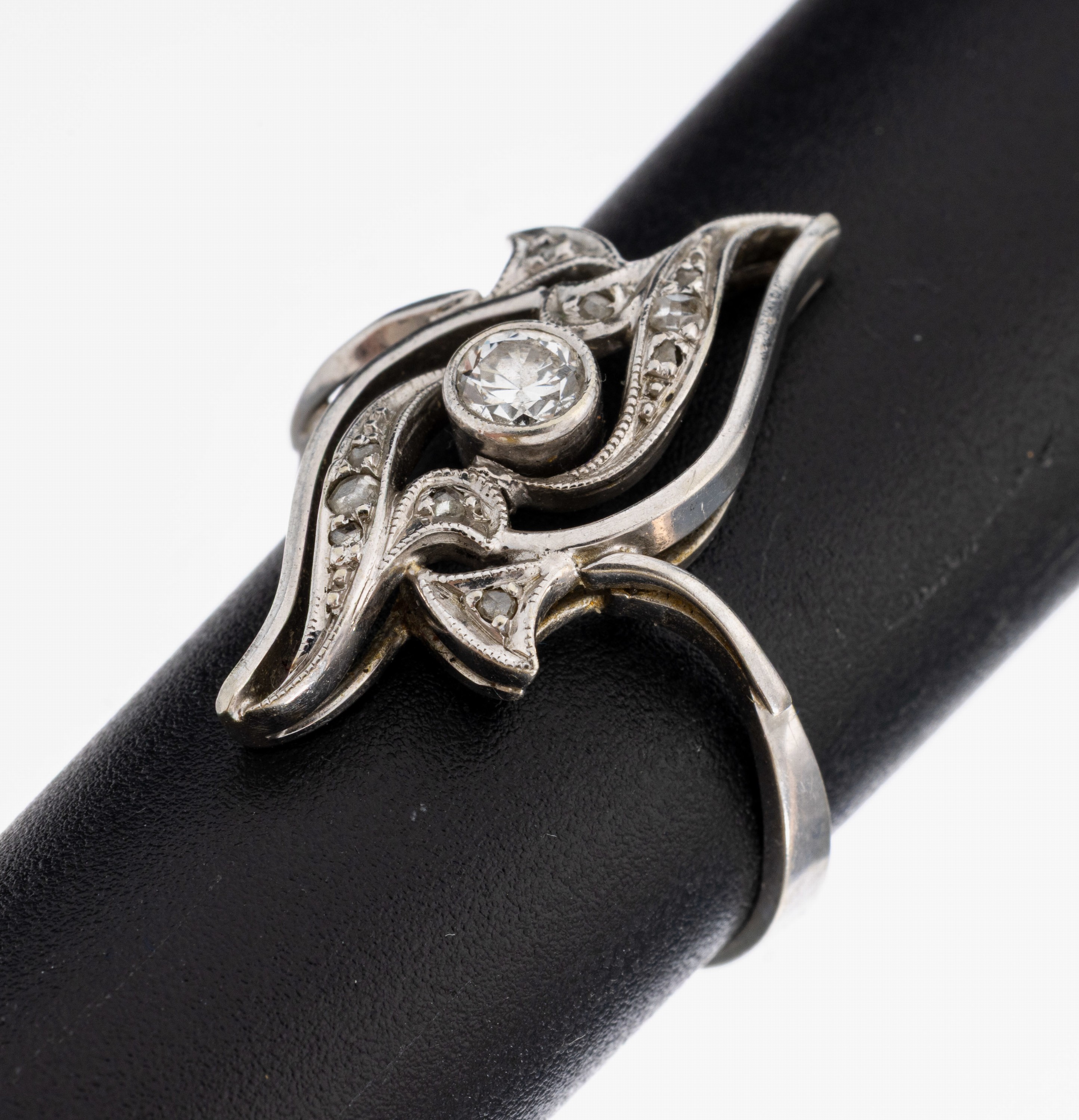 Image 27001260 - 14 kt Gold Diamant-Ring, WG 585/000, geschwungener Ringkopf, 1 Brillant und 10 ...