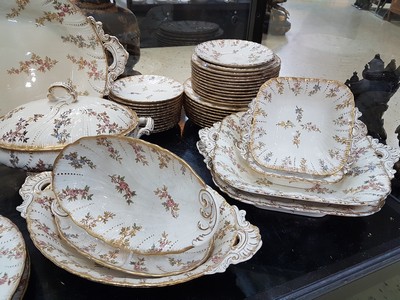 27001200f - Umfangreiches Tafelservice, Louis XV, Saareguemines, um 1900, Fayence, Blumendekor mit ...