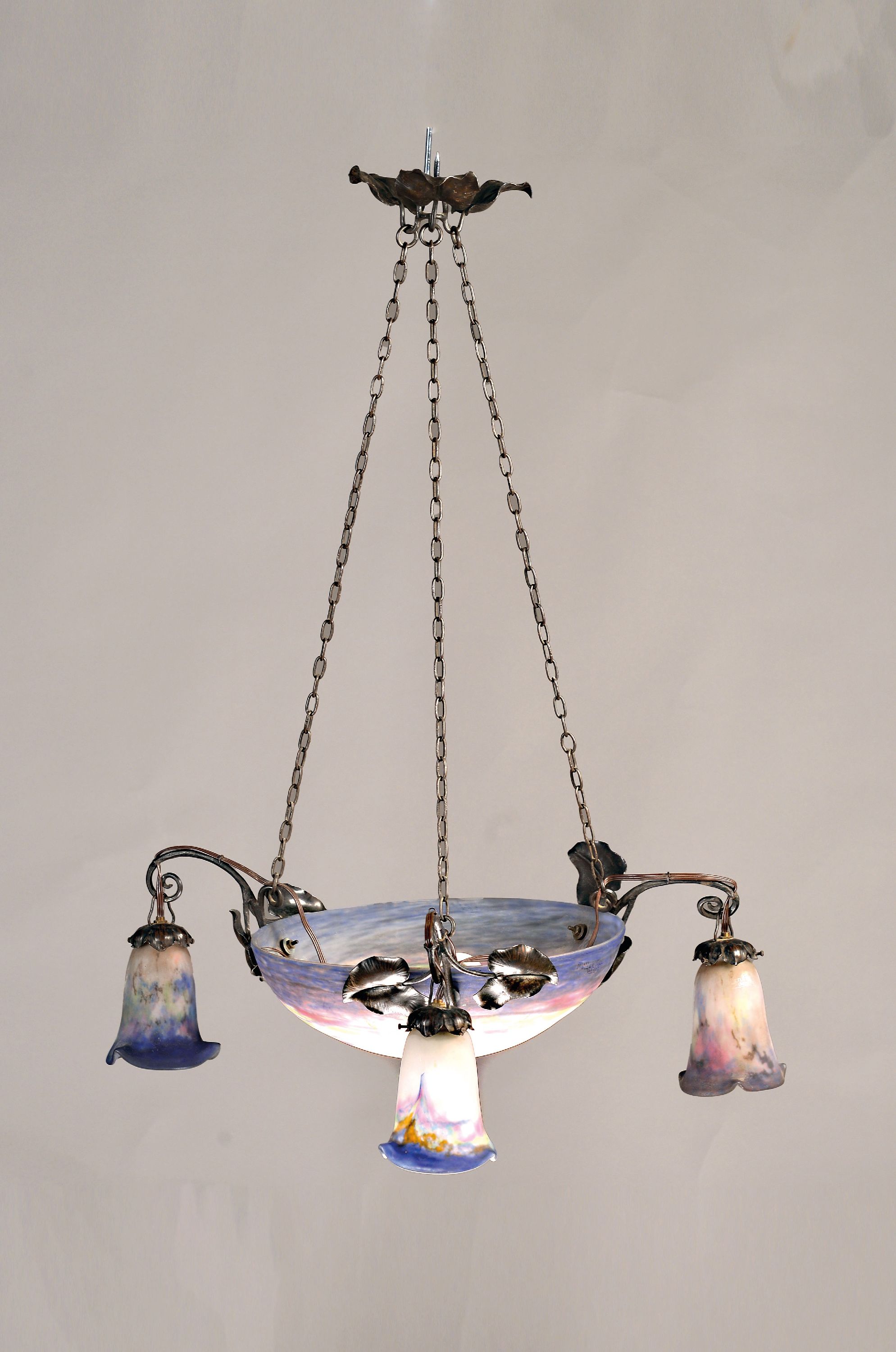 Image 27001387 - Deckenlampe, Muller Fres, Luneville, 1920er Jahre, Eisenfassung mit vier Brennstellen, ...