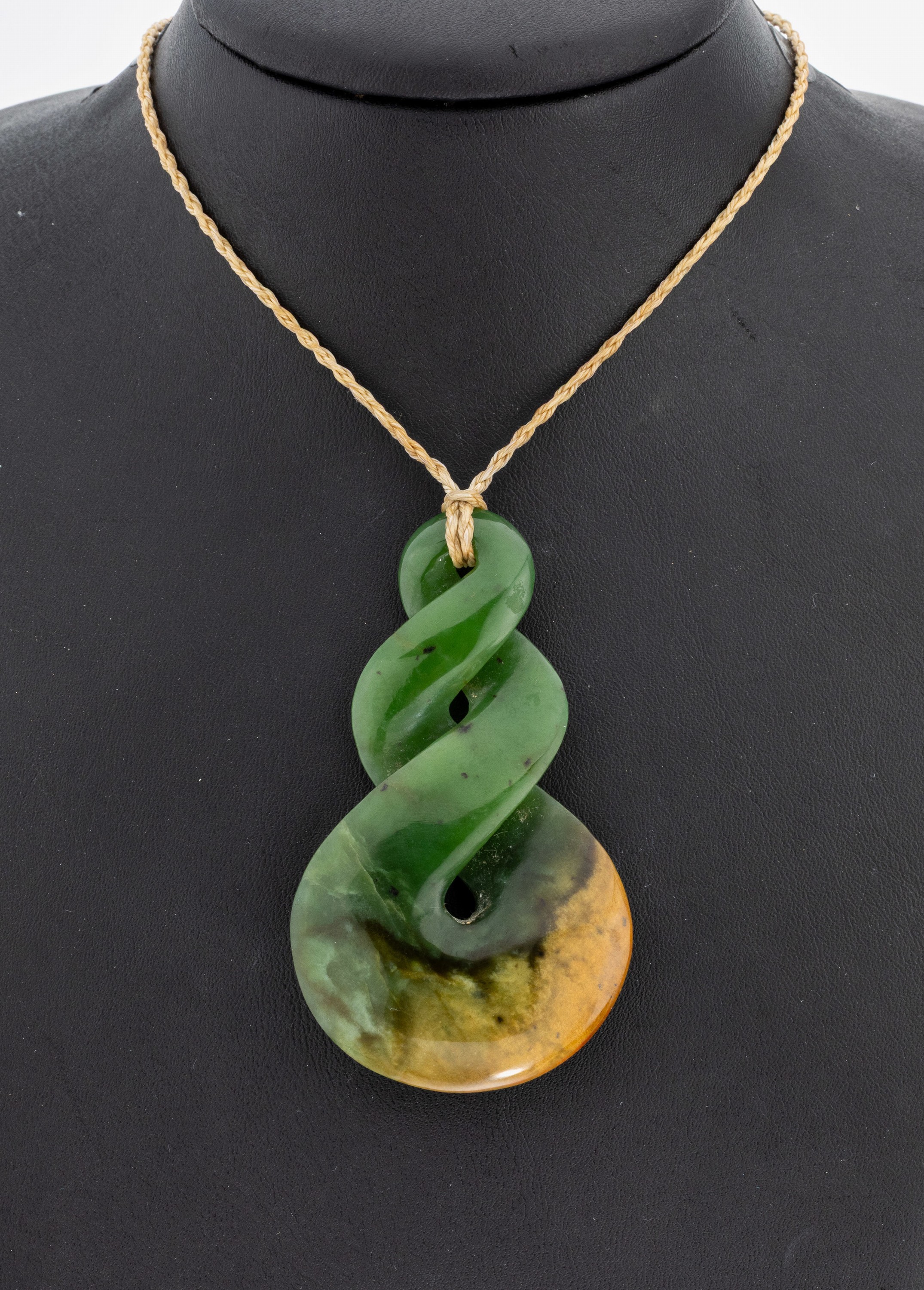 Image 27001494 - Pikorua, aus einem Stück Nephrit geschnitten und geschliffen, typ. Schmuckstückder ...