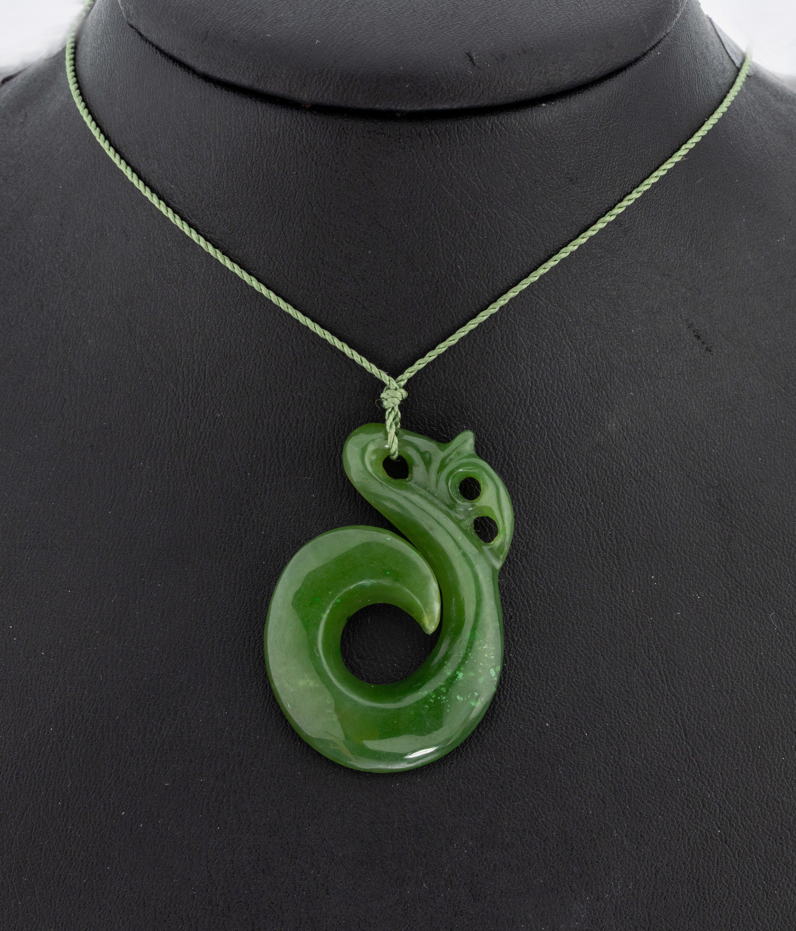 Image 27001495 - Hei-Matau, aus einem Stück Nephrit geschnitten und geschliffen, typ. Schmuckstückder ...