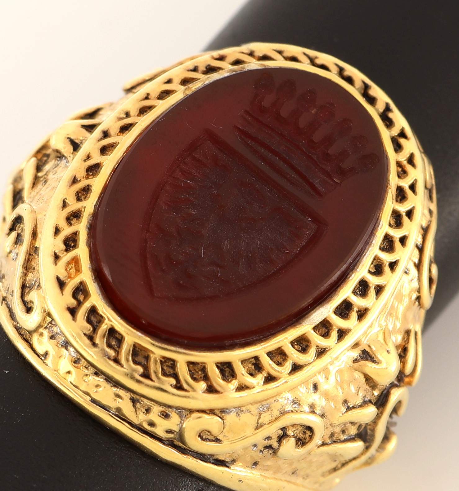 Detail a: Carneol-Siegelring, Silber verg., ovale Carneol-Platte, Intaglio Darstellung eines Wappens, RW 59, Siegelabdruck anbei