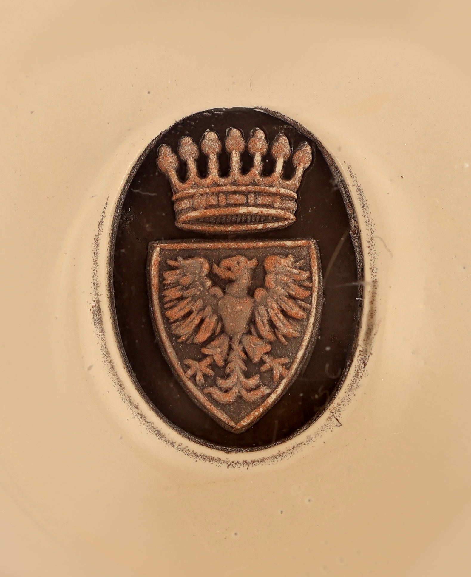 Detail c: Carneol-Siegelring, Silber verg., ovale Carneol-Platte, Intaglio Darstellung eines Wappens, RW 59, Siegelabdruck anbei