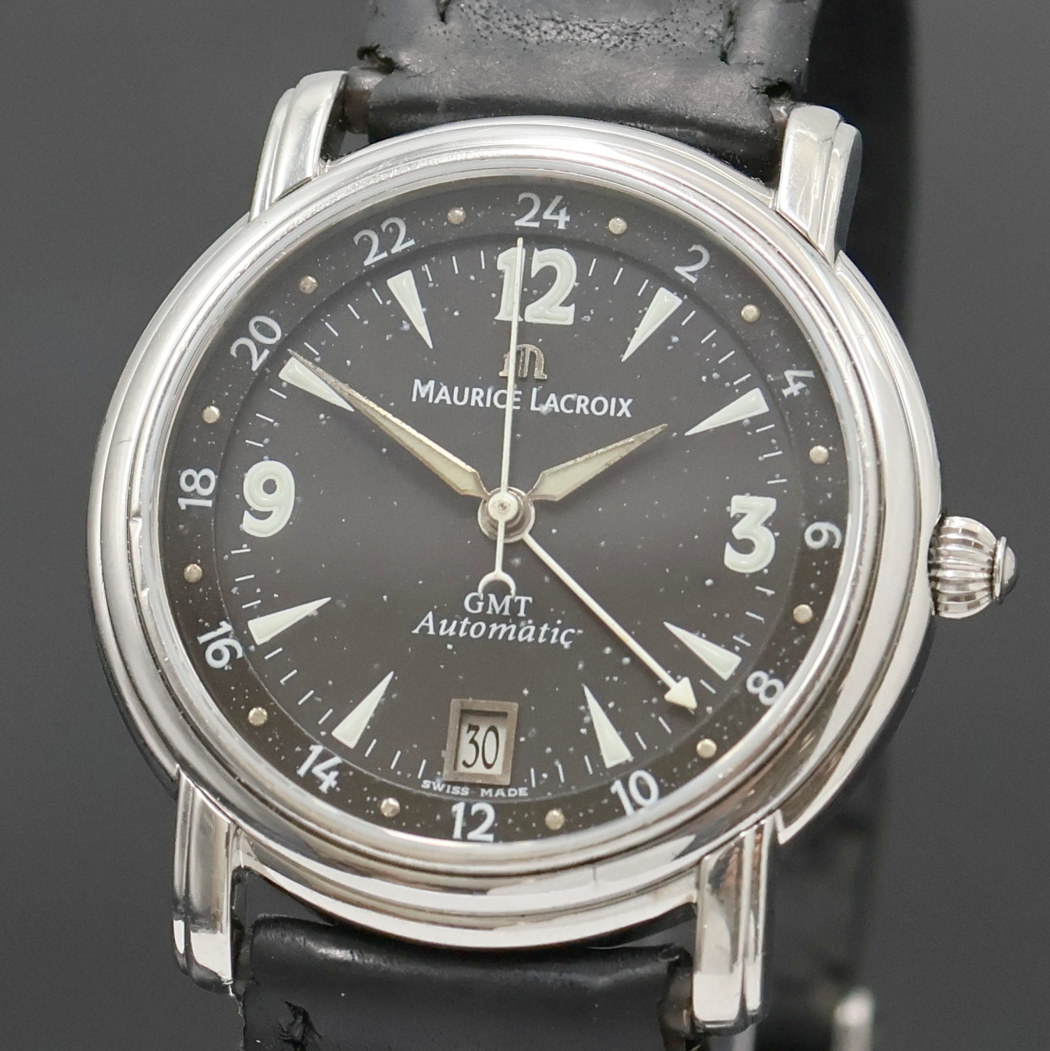 Detail a: MAURICE LACROIX Pontos GMT Herrenarmbanduhr Referenz 10818, Schweiz um 2000, Automatik, beids. vergl. Stahlgeh., Boden aufgedr., Saphirgl., schwarzes ...