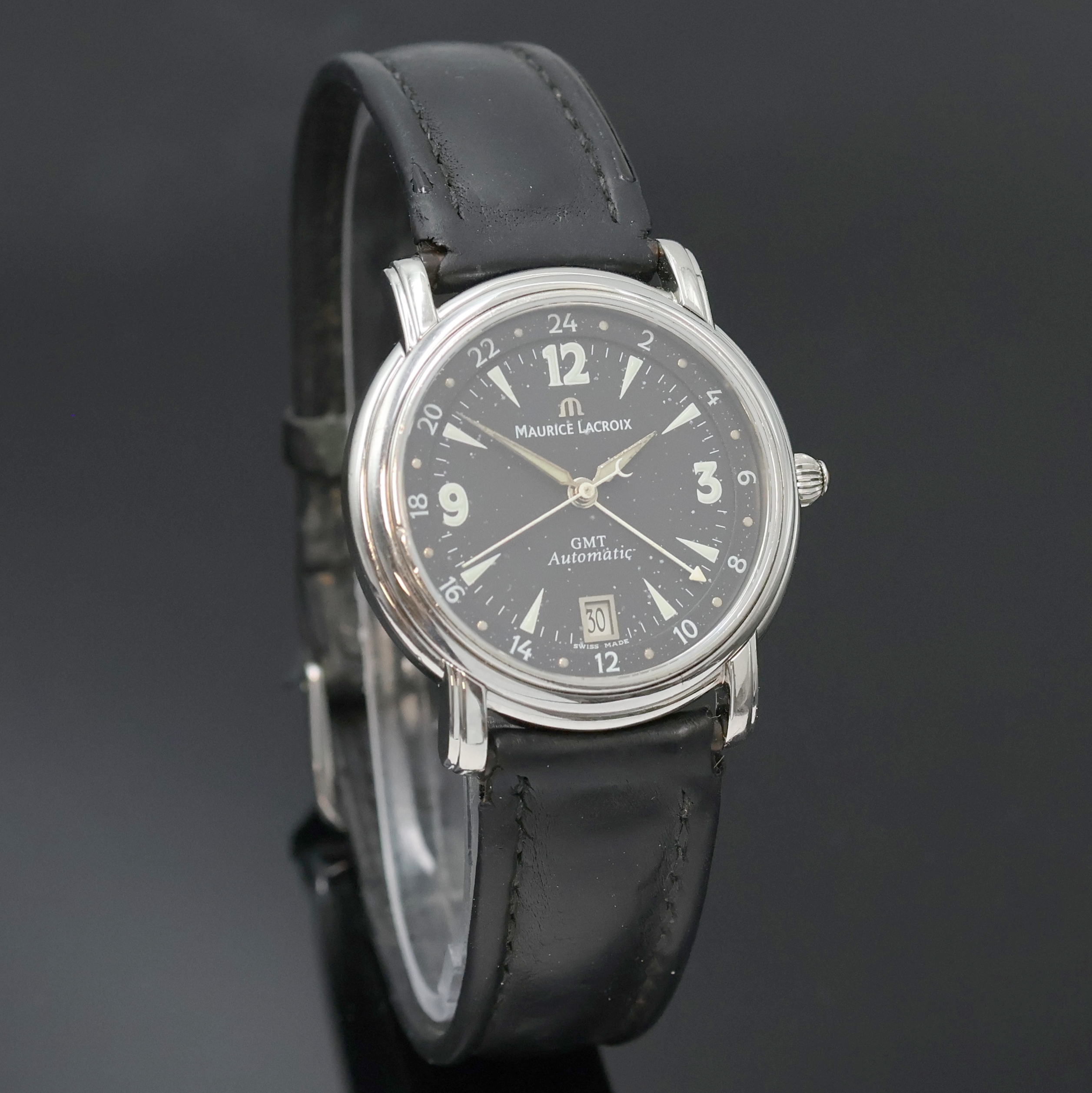 Detail b: MAURICE LACROIX Pontos GMT Herrenarmbanduhr Referenz 10818, Schweiz um 2000, Automatik, beids. vergl. Stahlgeh., Boden aufgedr., Saphirgl., schwarzes ...