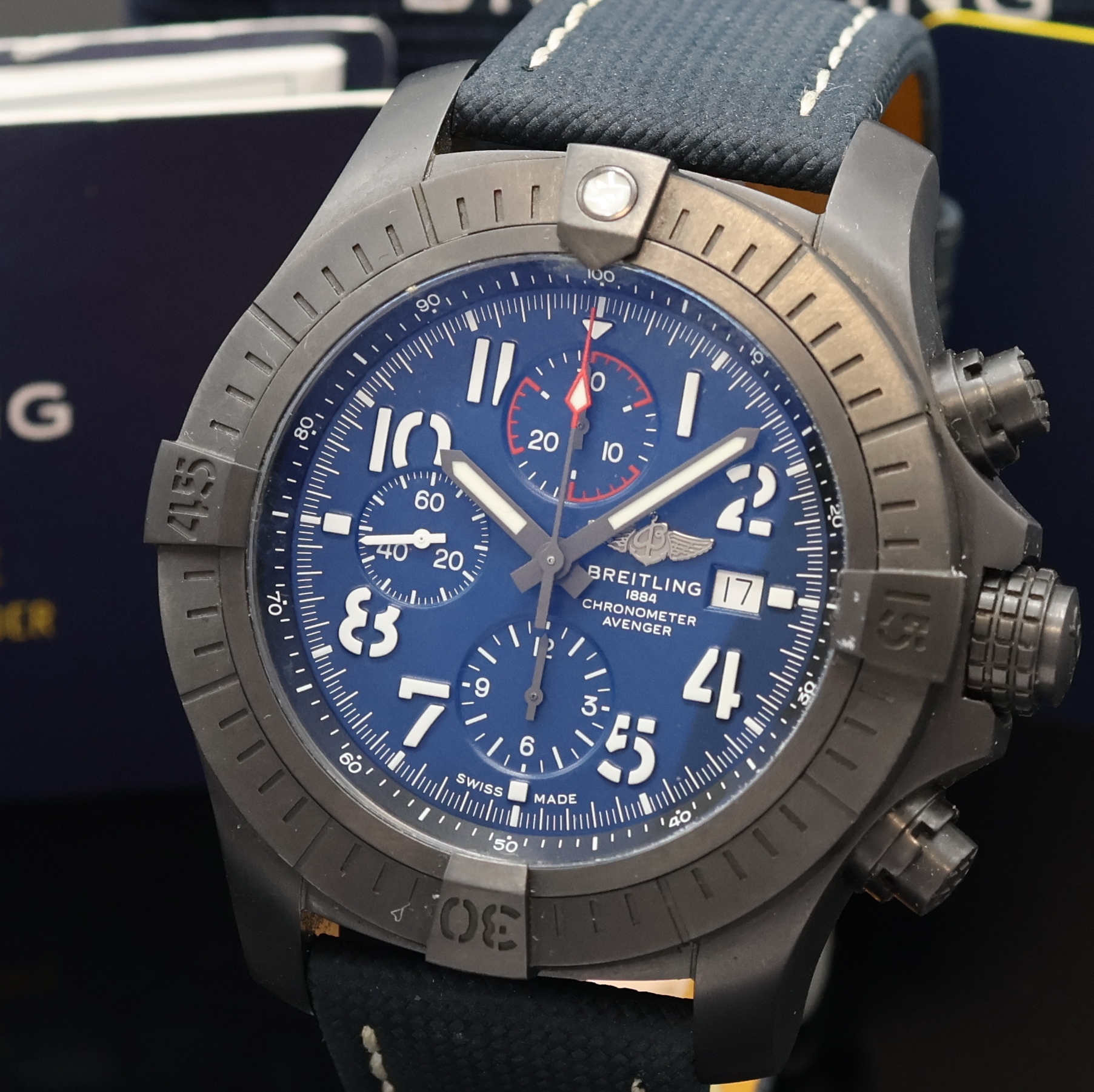 Detail a: BREITLING Super Avenger Night Mission Chronometer Armbandchronograph Referenz V13375, Schweiz verk. lt. beil. Pap. 02/2023, Automatik, Titangeh. ...