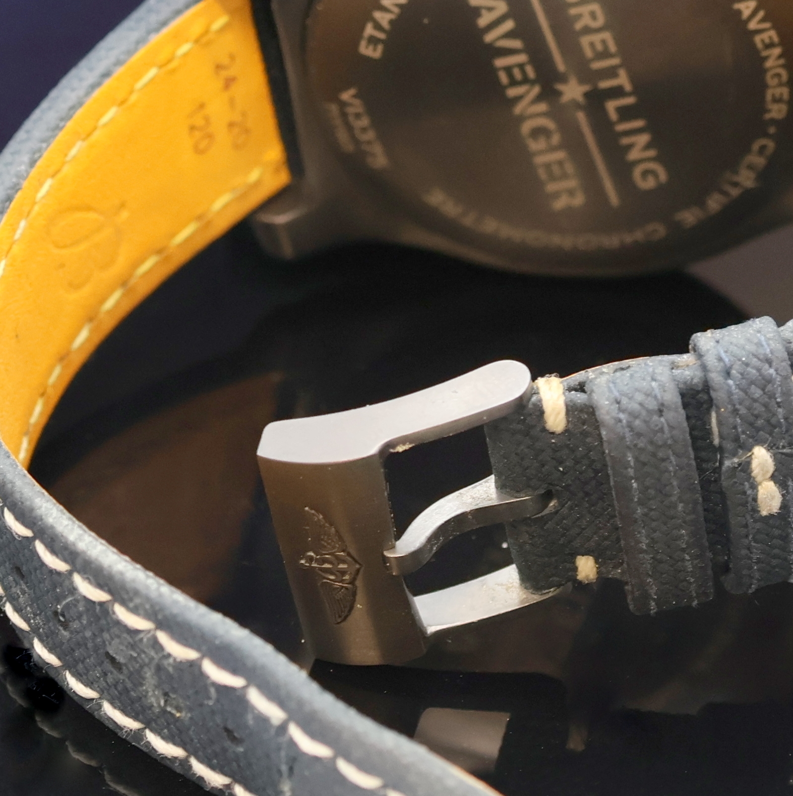 Detail b: BREITLING Super Avenger Night Mission Chronometer Armbandchronograph Referenz V13375, Schweiz verk. lt. beil. Pap. 02/2023, Automatik, Titangeh. ...