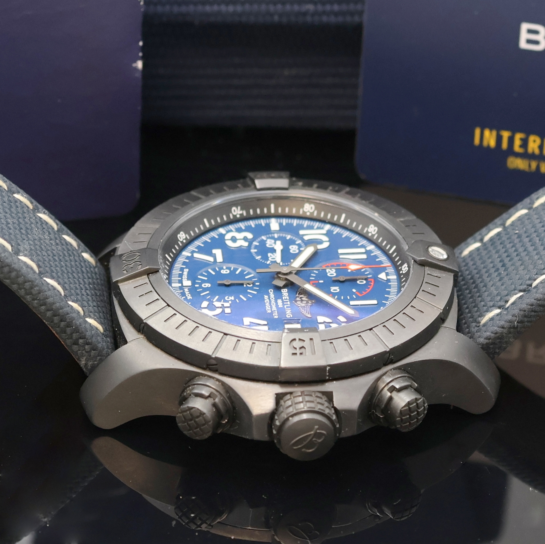 Detail c: BREITLING Super Avenger Night Mission Chronometer Armbandchronograph Referenz V13375, Schweiz verk. lt. beil. Pap. 02/2023, Automatik, Titangeh. ...