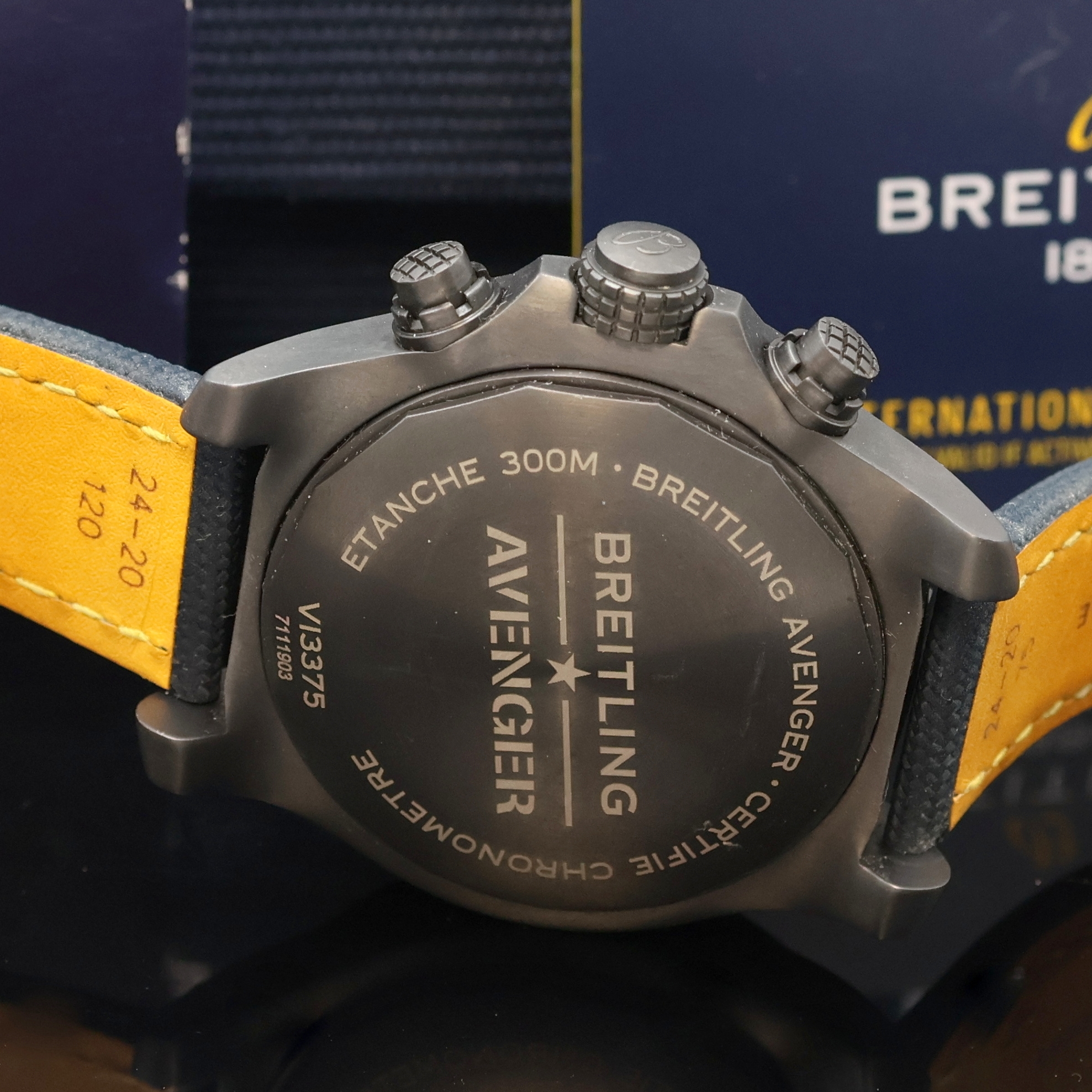 Detail d: BREITLING Super Avenger Night Mission Chronometer Armbandchronograph Referenz V13375, Schweiz verk. lt. beil. Pap. 02/2023, Automatik, Titangeh. ...