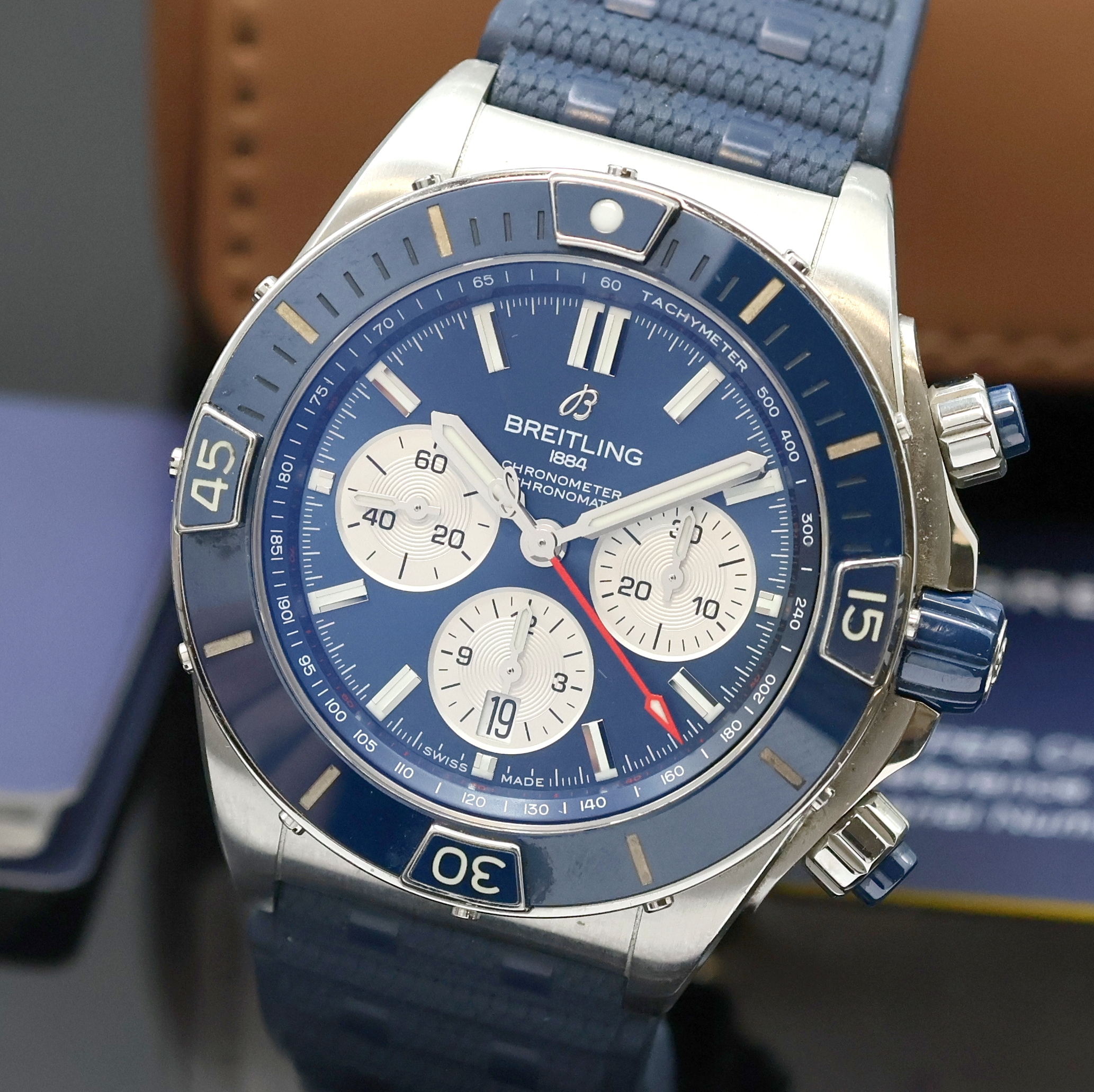 Detail a: BREITLING Super Chronomat B01 Chronometer Armbandchronograph Referenz AB0136, Schweiz um 2020, Automatik, Edelstahlgeh. beids. vergl., Boden, Krone ...