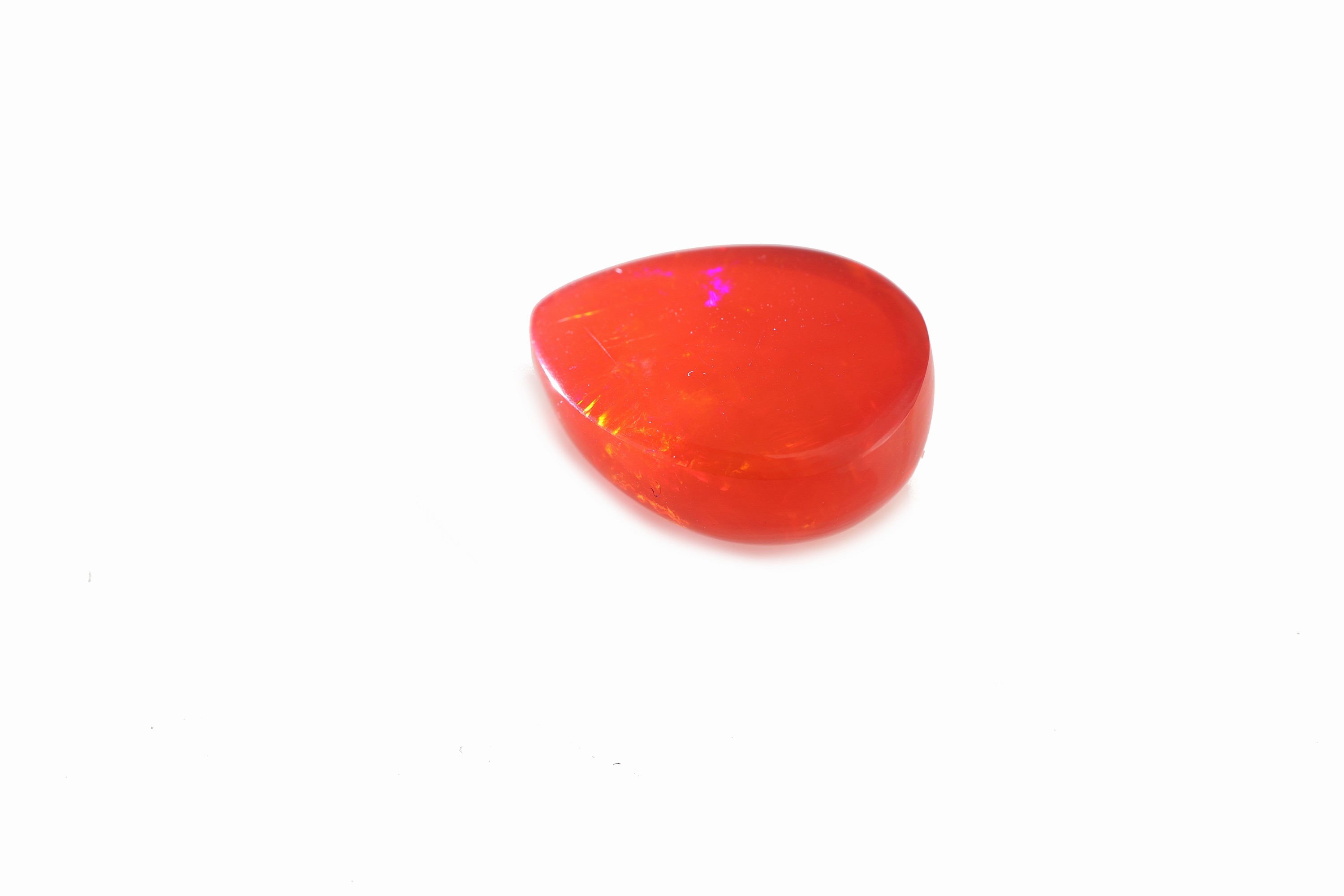 Detail a: Loser roter Opal, 16.19 ct, Red Multi Fire, ca. 20.47 x 15.98 x 9.78 mm, tropfenförmiger Cabochon, Herkunft Äthiopien
