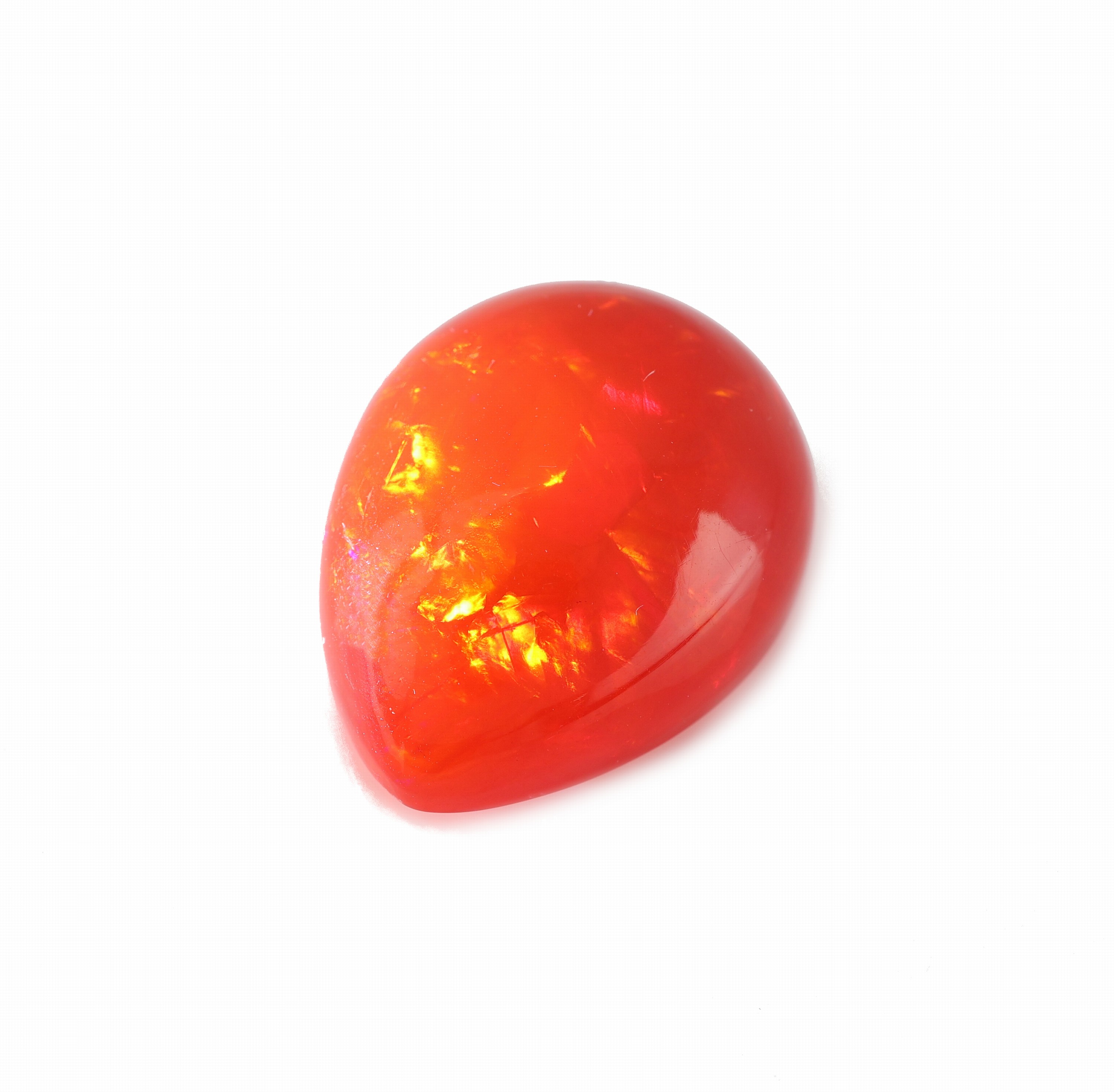 Detail b: Loser roter Opal, 16.19 ct, Red Multi Fire, ca. 20.47 x 15.98 x 9.78 mm, tropfenförmiger Cabochon, Herkunft Äthiopien