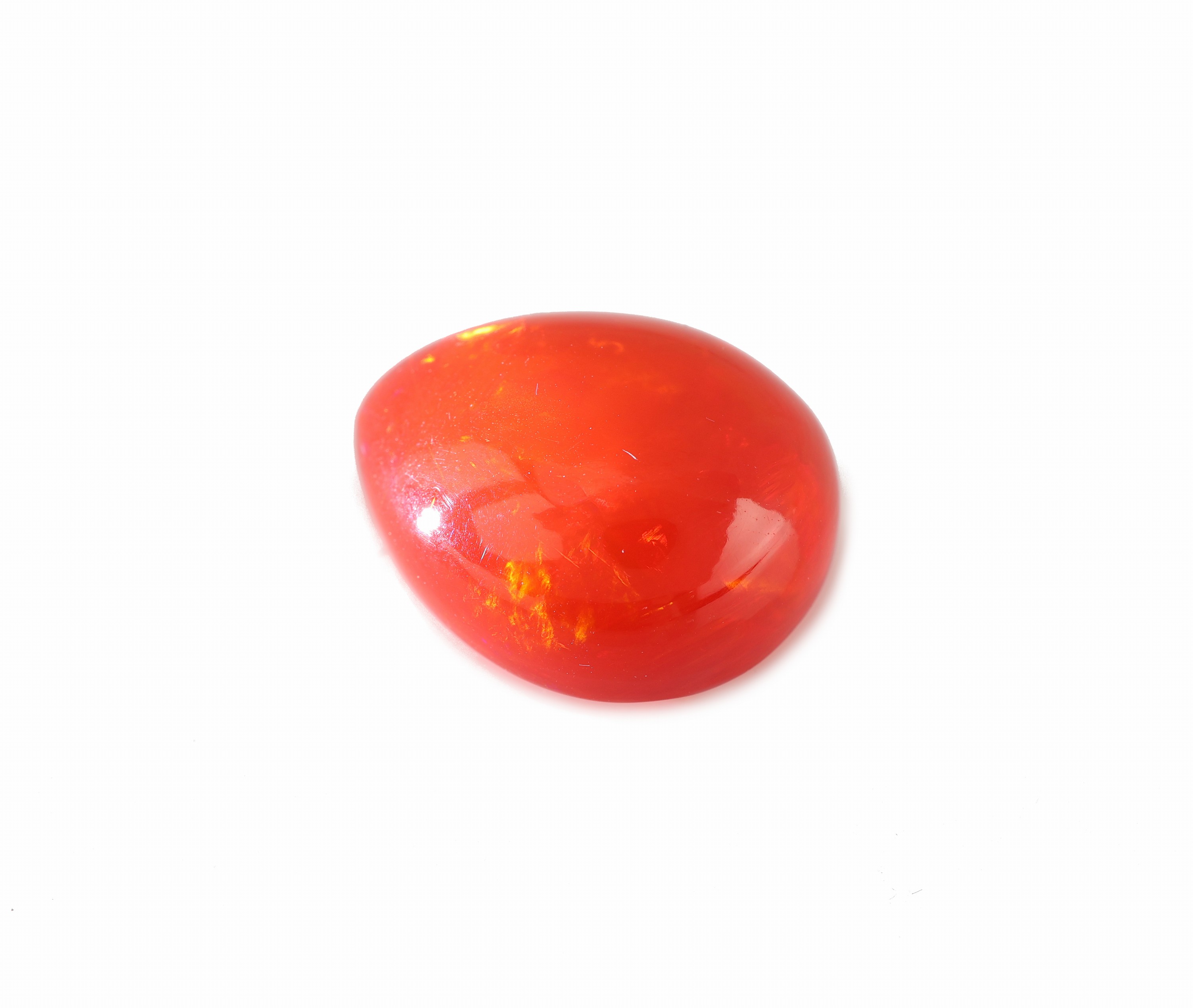 Detail c: Loser roter Opal, 16.19 ct, Red Multi Fire, ca. 20.47 x 15.98 x 9.78 mm, tropfenförmiger Cabochon, Herkunft Äthiopien