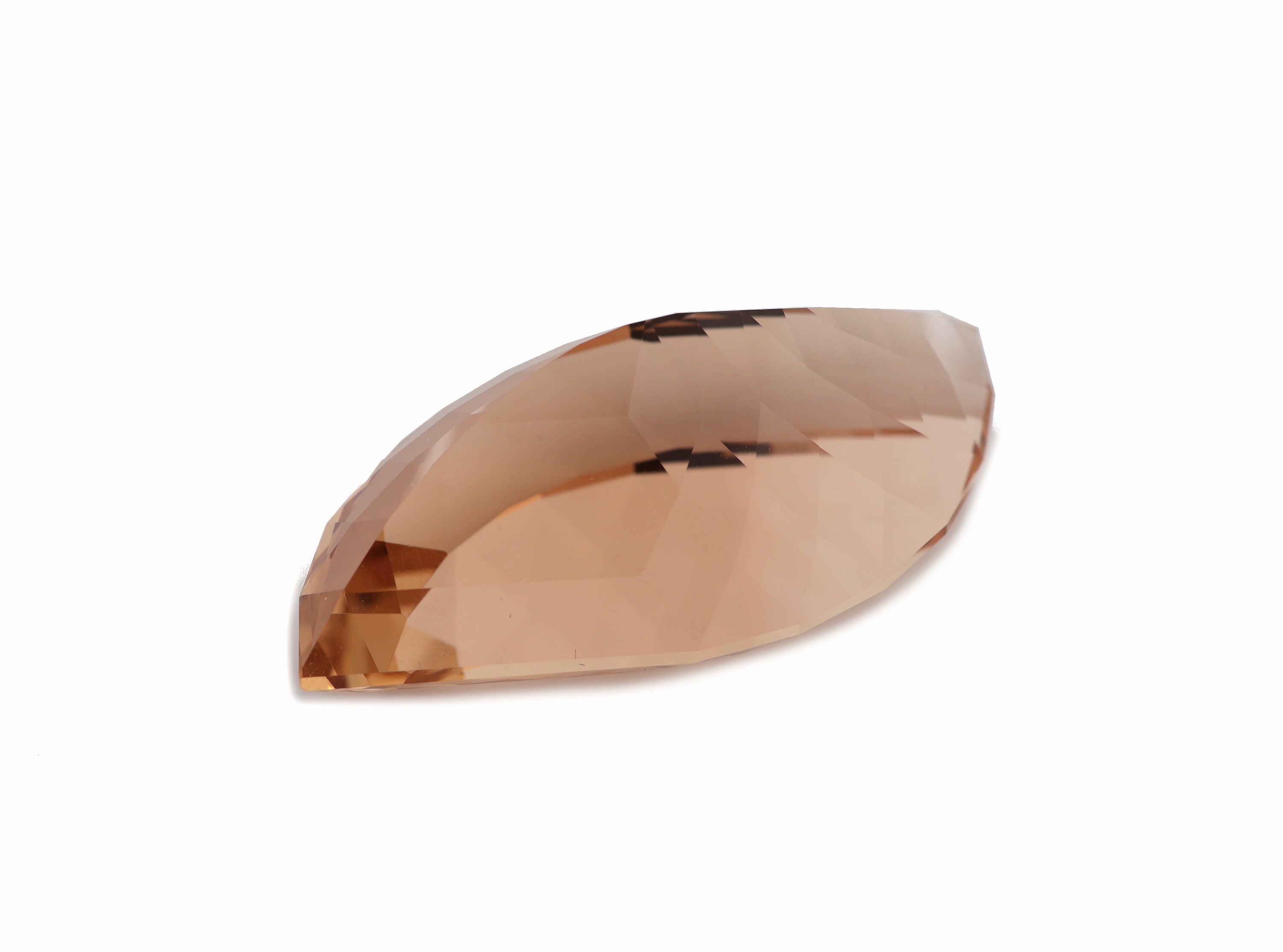Detail a: Loser facett. Imperial Topas, 70.45 ct, Light Reddish Orange, geschwungene Navetteform, ca. 32.80 x 19.75 x 14.70 mm, Herkunft Ukraine