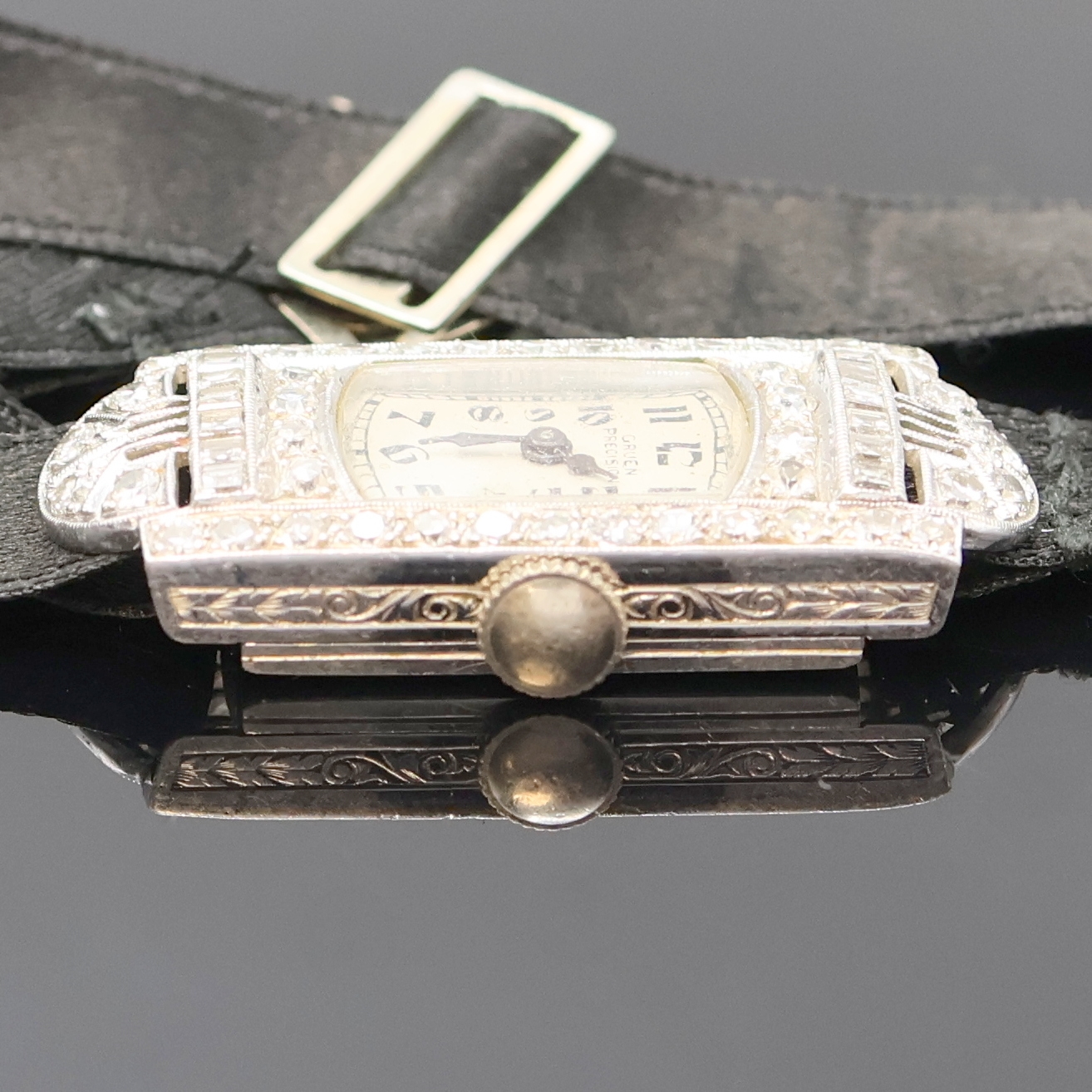 Detail a: GRUEN Precision Art-Deco Damenarmbanduhr in Platin mit Diamanten, Schweiz um 1930, Handaufzug, verziertes Geh., Schließe in WG 585/000, Boden ...