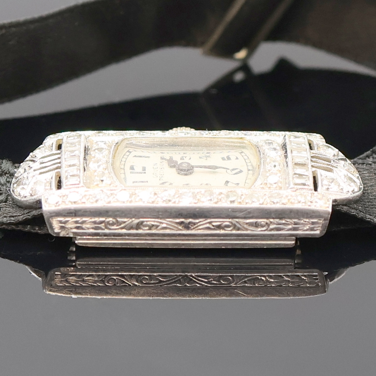 Detail b: GRUEN Precision Art-Deco Damenarmbanduhr in Platin mit Diamanten, Schweiz um 1930, Handaufzug, verziertes Geh., Schließe in WG 585/000, Boden ...