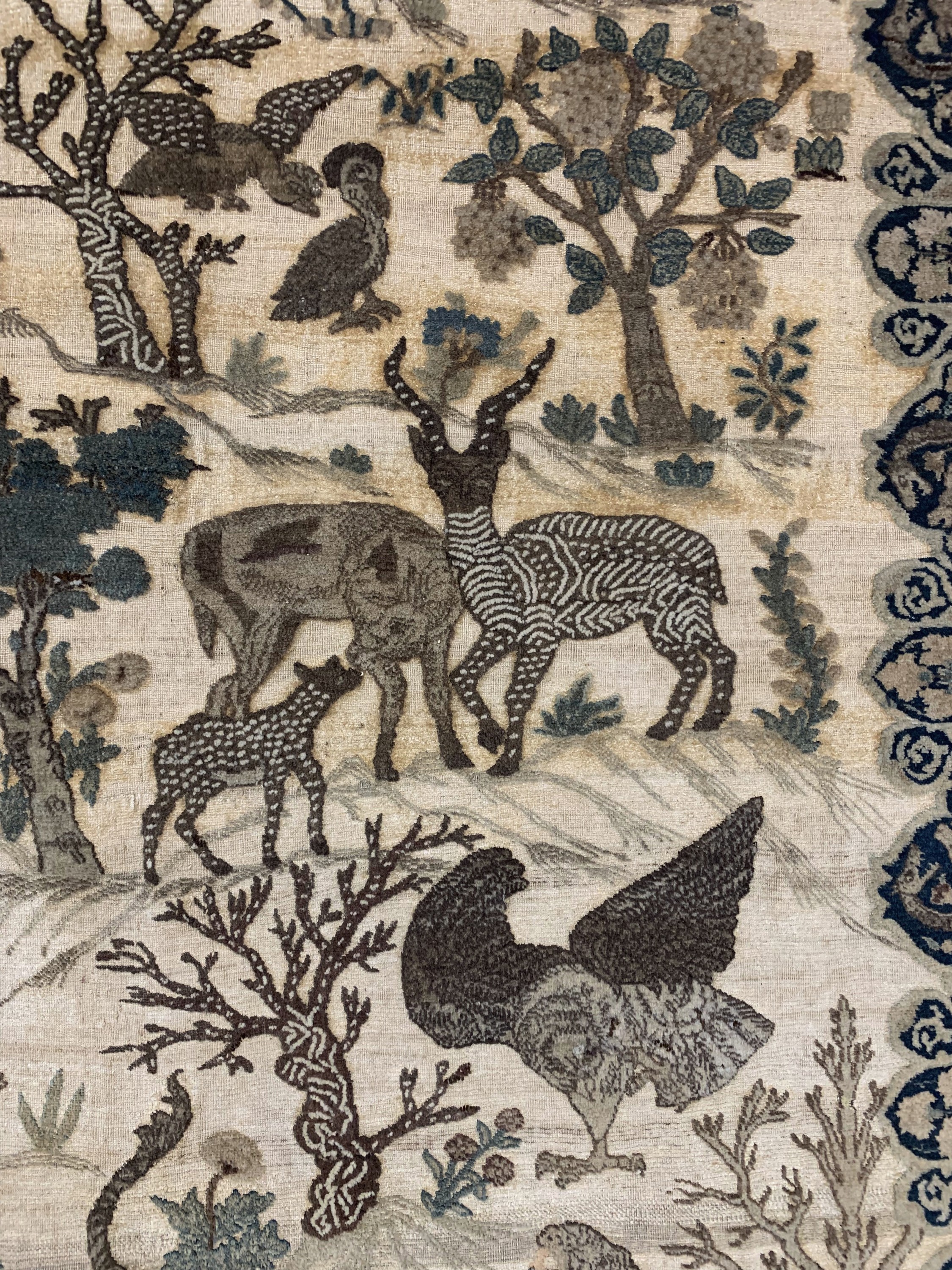 Detail d: Musealer Täbriz"Souf"antik, Persien, 19.Jhd, Wolle auf Baumwolle, ca. 235 x 170 cm, Mottenfraß, EHZ: 3