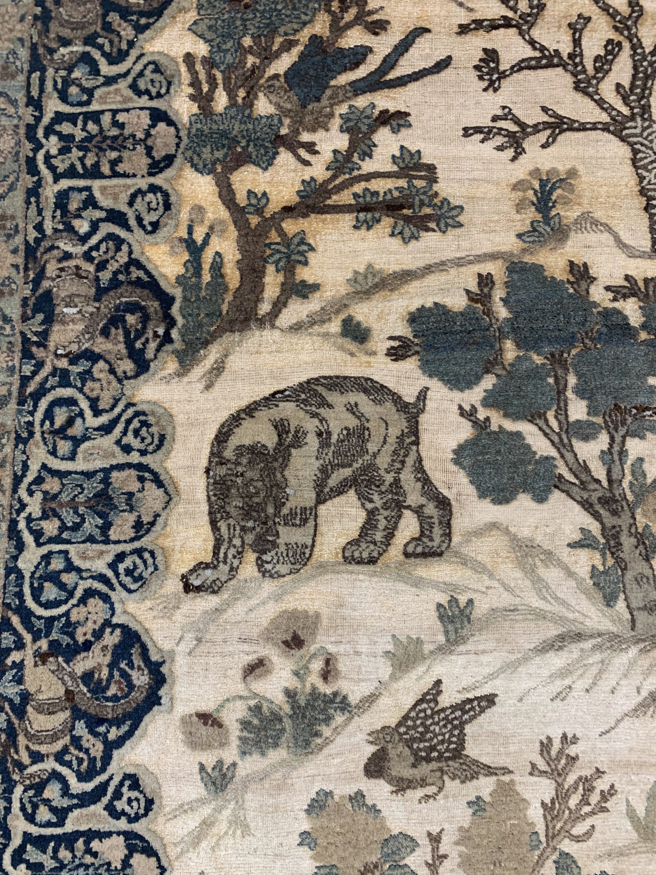 Detail e: Musealer Täbriz"Souf"antik, Persien, 19.Jhd, Wolle auf Baumwolle, ca. 235 x 170 cm, Mottenfraß, EHZ: 3