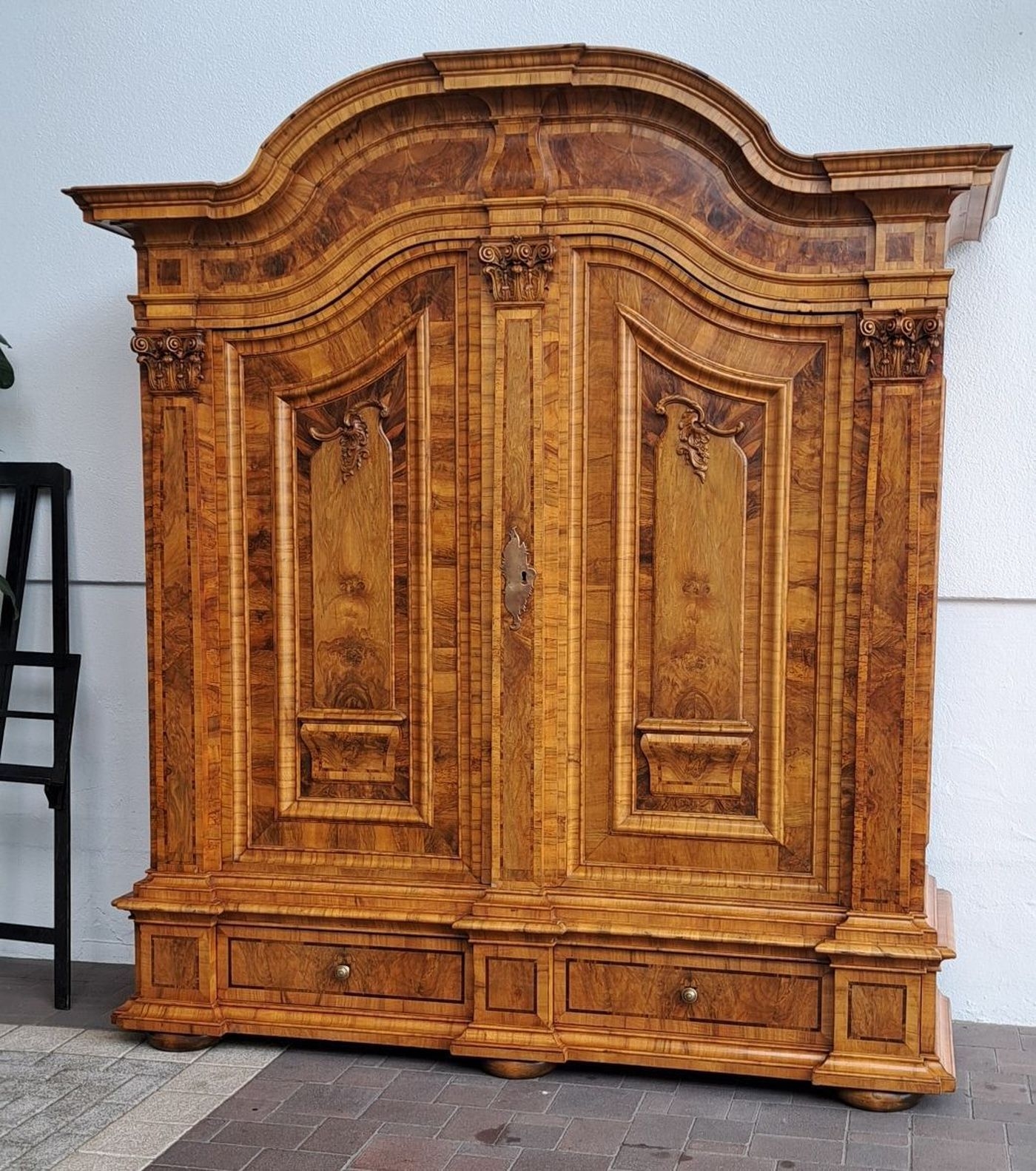 Detail a: Sächsisches Schlossmöbel, zweitüriger Leipziger Barockschrank bzw. Pilasterschrank, Sachsen, um 1760, Nußbaum furniert, Maserholzdetails, orig. ...