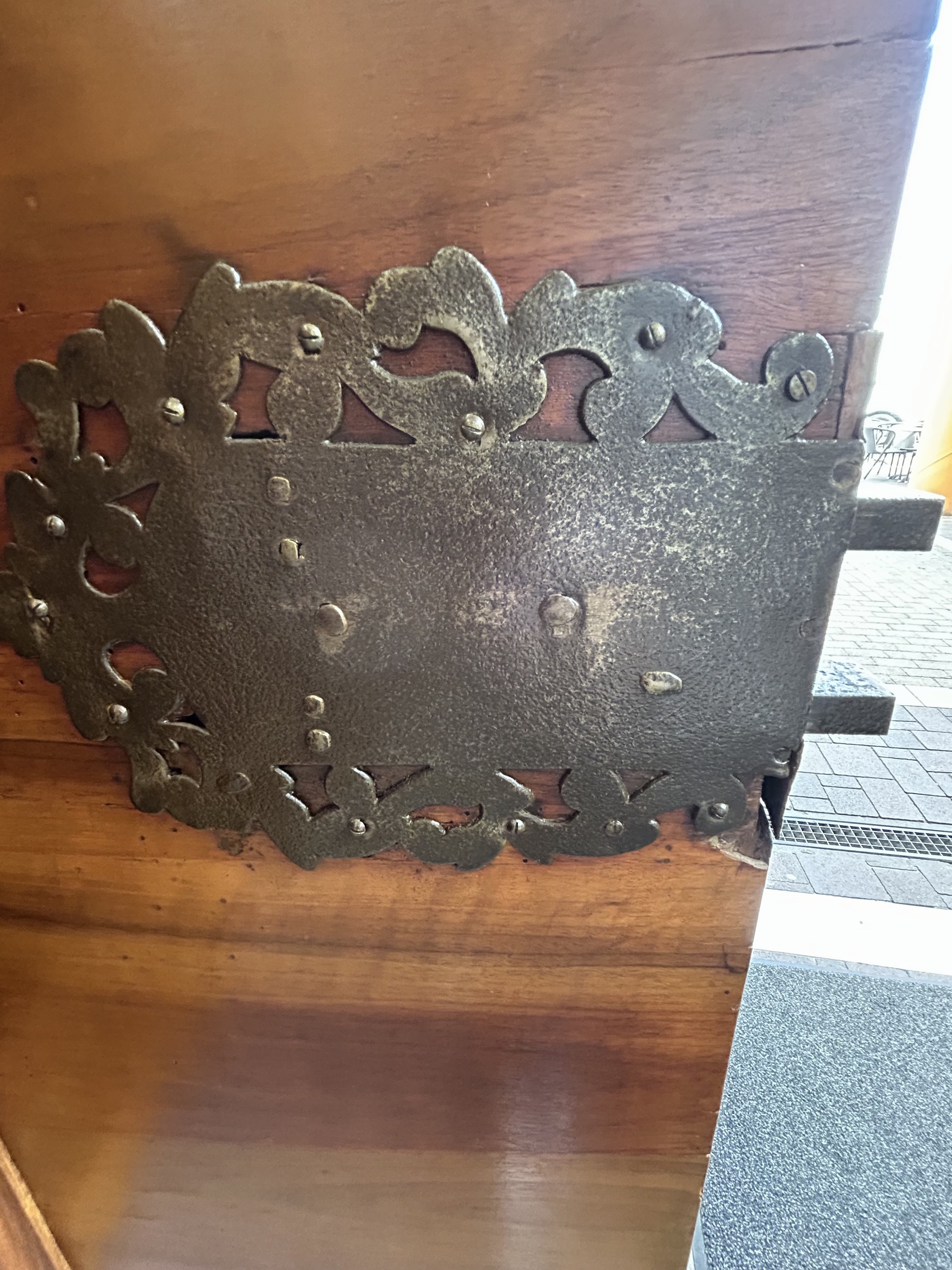 Detail c: Sächsisches Schlossmöbel, zweitüriger Leipziger Barockschrank bzw. Pilasterschrank, Sachsen, um 1760, Nußbaum furniert, Maserholzdetails, orig. ...