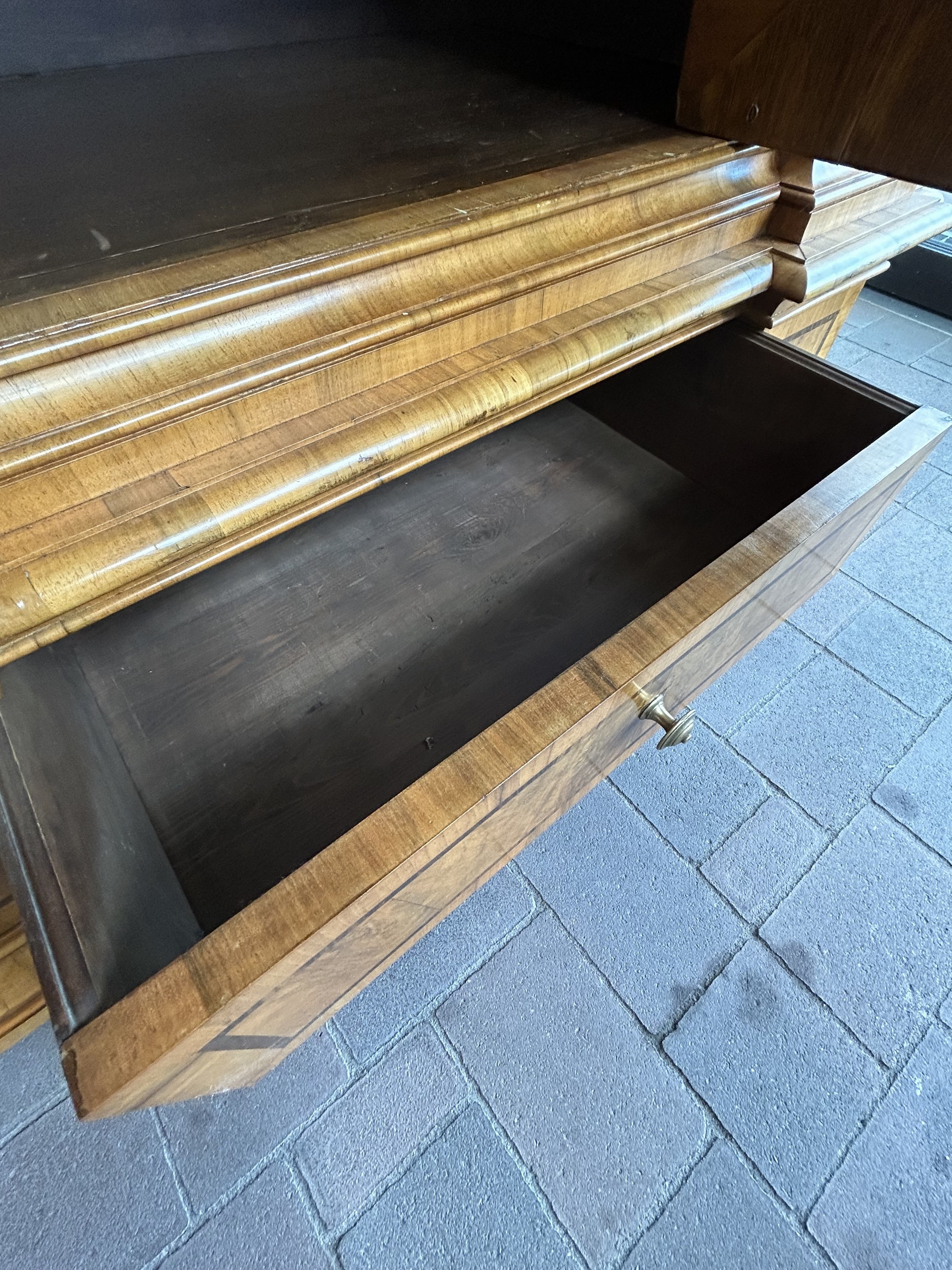 Detail d: Sächsisches Schlossmöbel, zweitüriger Leipziger Barockschrank bzw. Pilasterschrank, Sachsen, um 1760, Nußbaum furniert, Maserholzdetails, orig. ...