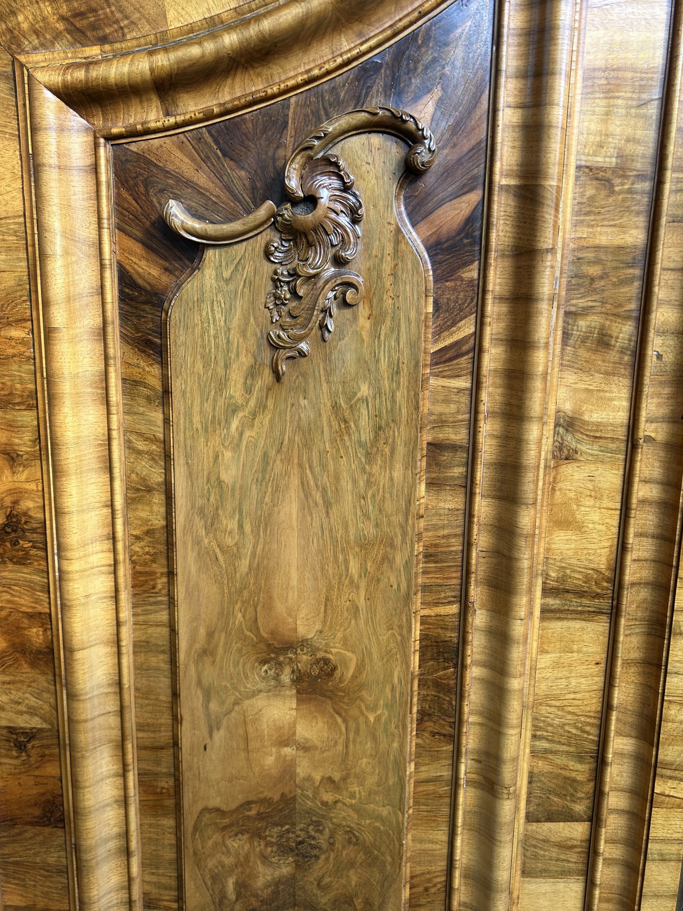 Detail e: Sächsisches Schlossmöbel, zweitüriger Leipziger Barockschrank bzw. Pilasterschrank, Sachsen, um 1760, Nußbaum furniert, Maserholzdetails, orig. ...